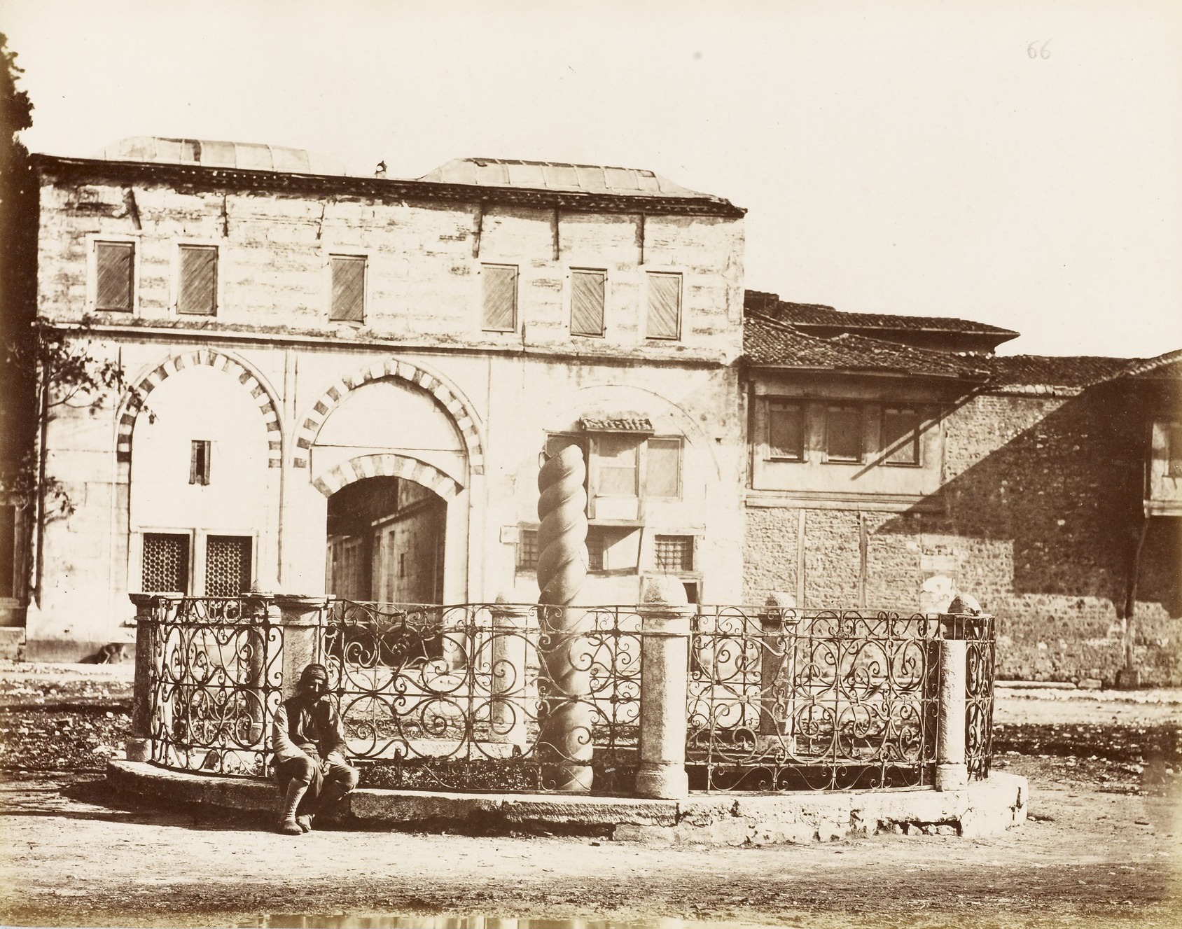 Yılanlı Sütun
