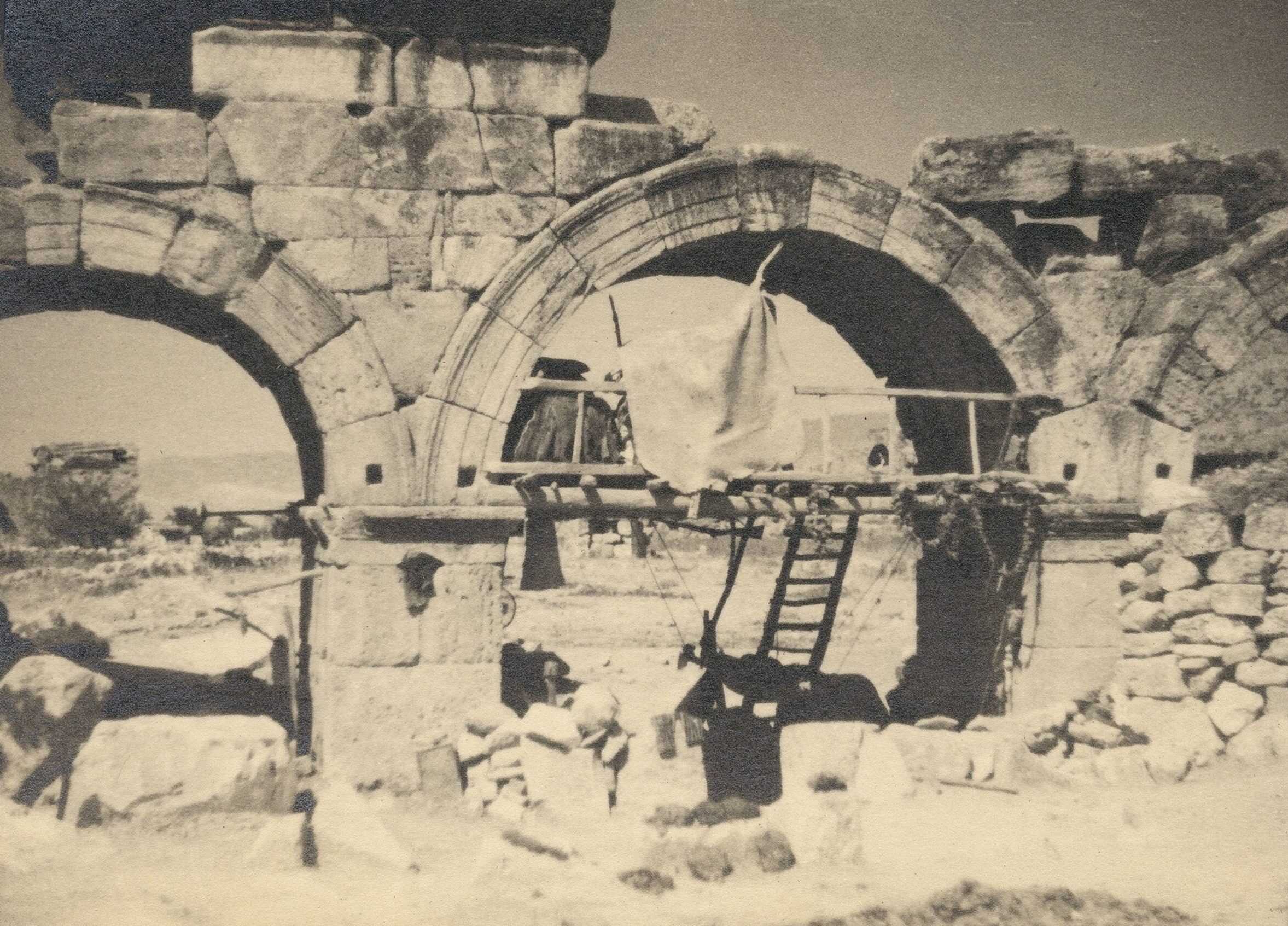 Hierapolis Frontinus Kapısı İçine Kurulmuş Beşik ve Asılmış Biberler