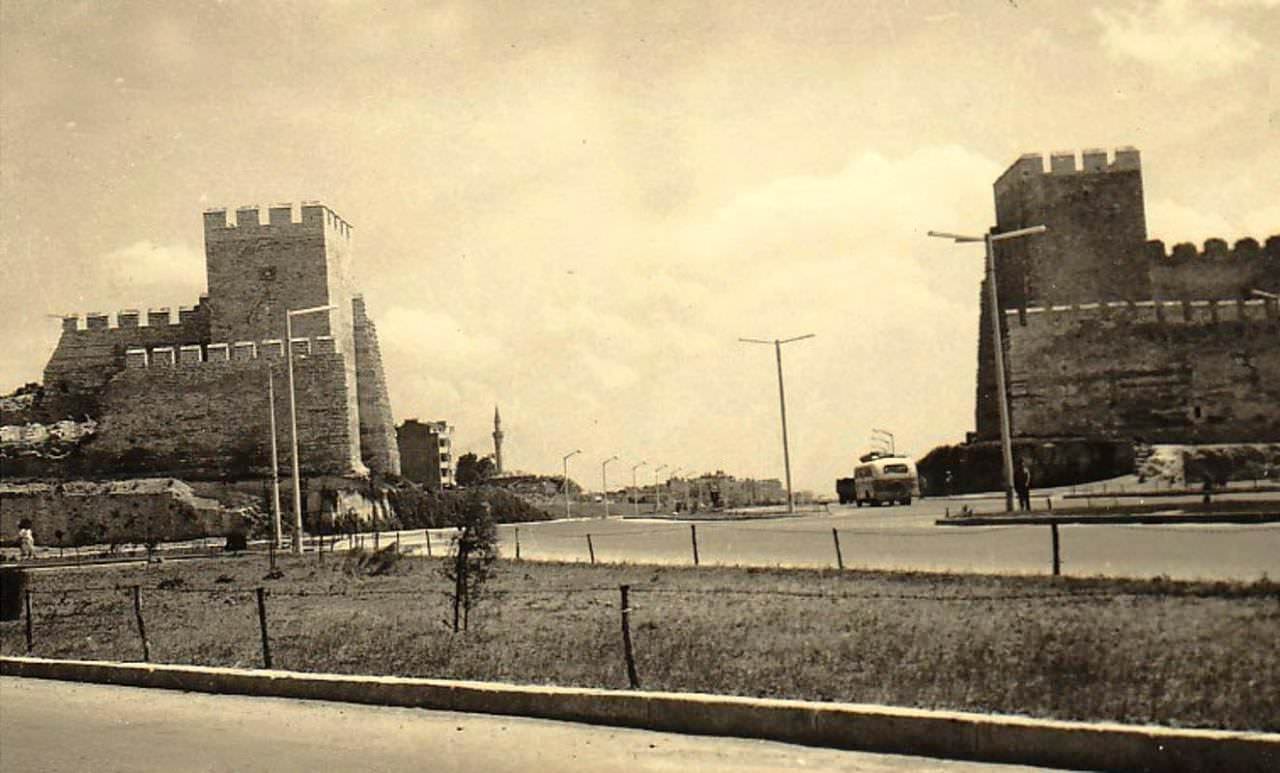 Millet Caddesi ve Surlar