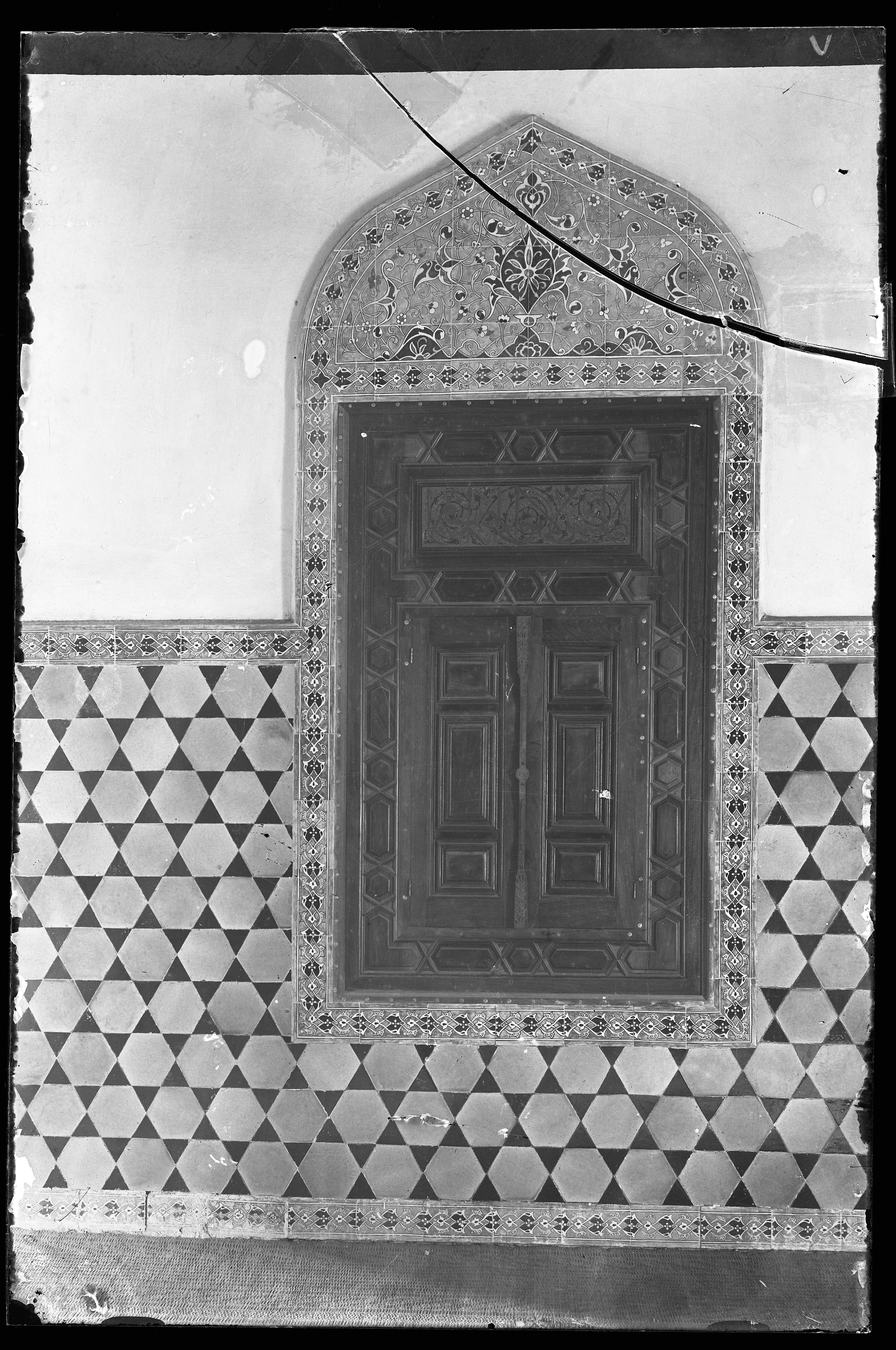 Yeşil Cami Çini Bezemeli Duvar ve Ahşap Kapaklı Pencere