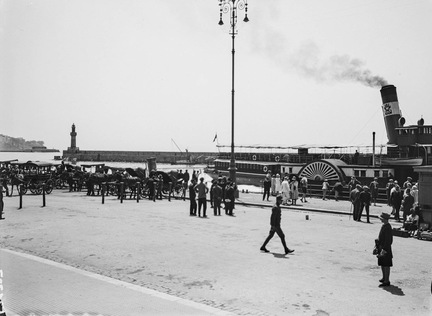 Haydarpaşa Garı Önünde Yandan Çarklı
