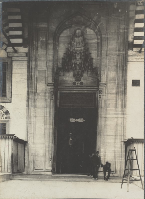 Fatih Camii Ana Girişi