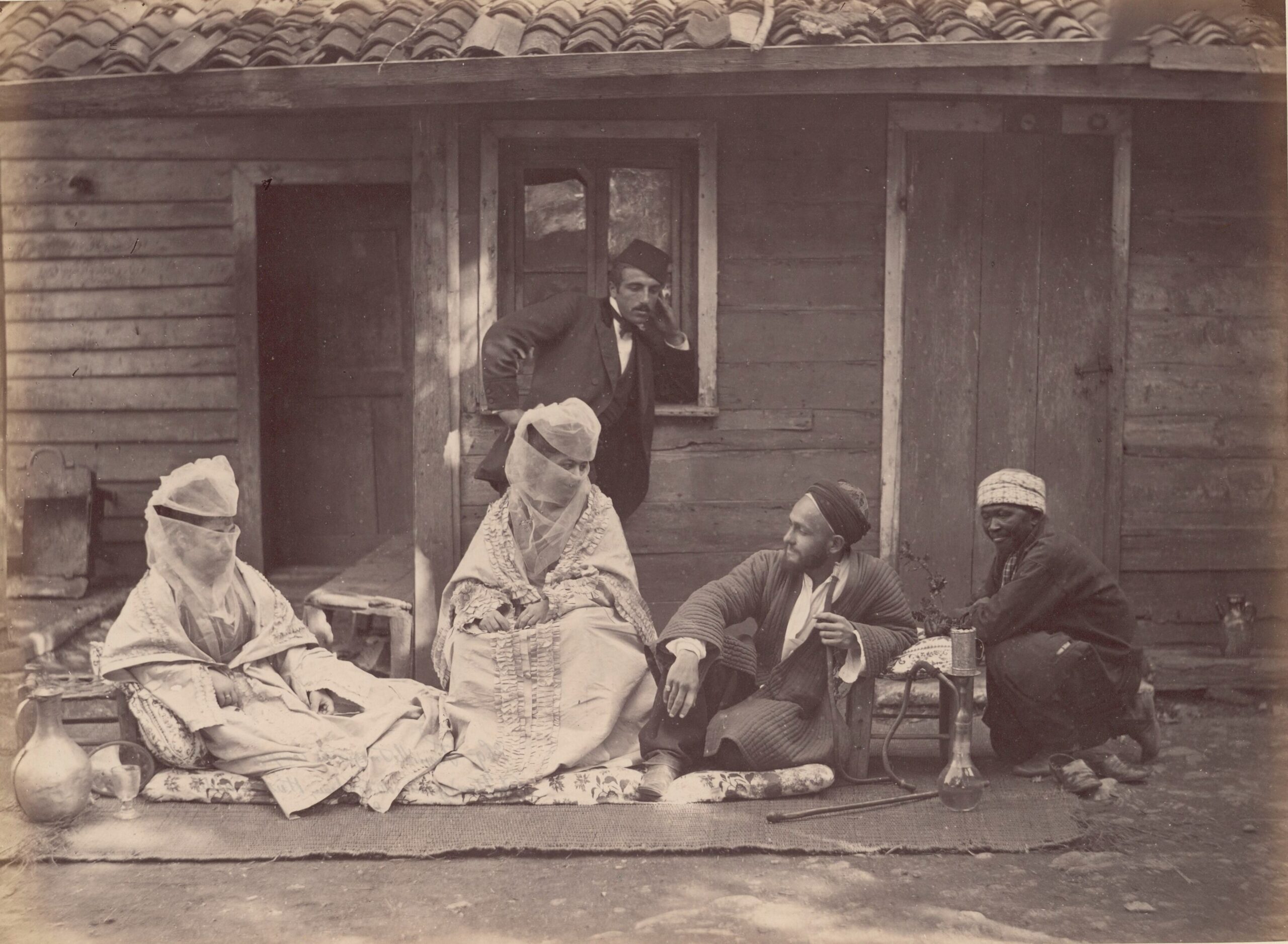 Yuşa Tepesi Tekkesi Bahçesinde Kadınlar