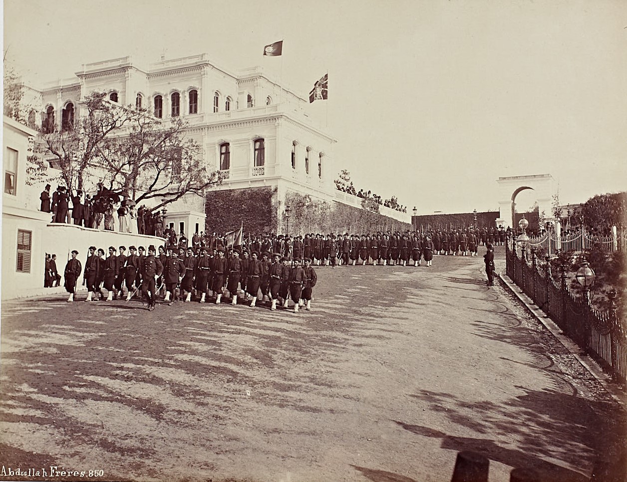 Alman İmparatoru II.Wilhelm’in 1898’de İstanbul’u ziyaretinde Yıldız Sarayı’nda icra oluna resm-i geçit