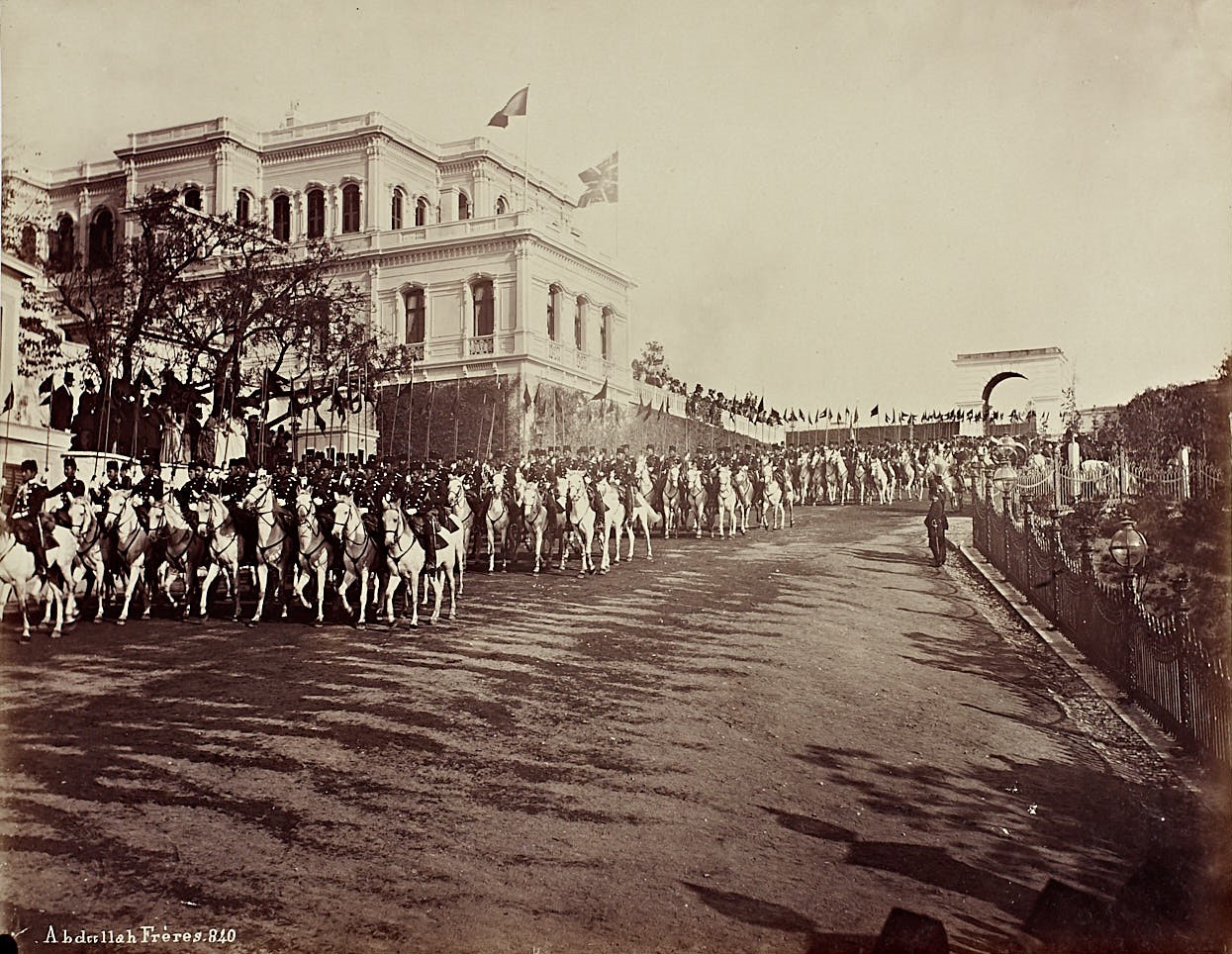 Alman İmparatoru II.Wilhelm’in 1898’de İstanbul’u ziyaretinde Yıldız Sarayı’nda icra oluna resm-i geçit