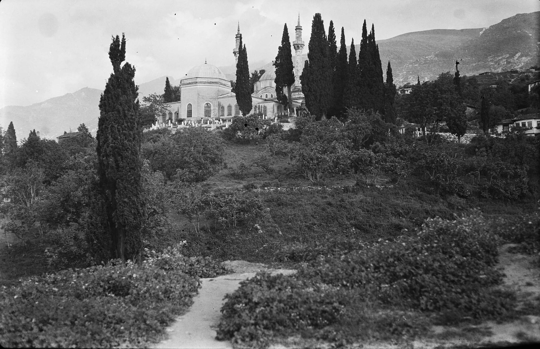 Emir Sultan Camii Altındaki Mezarlıktan Görünümü