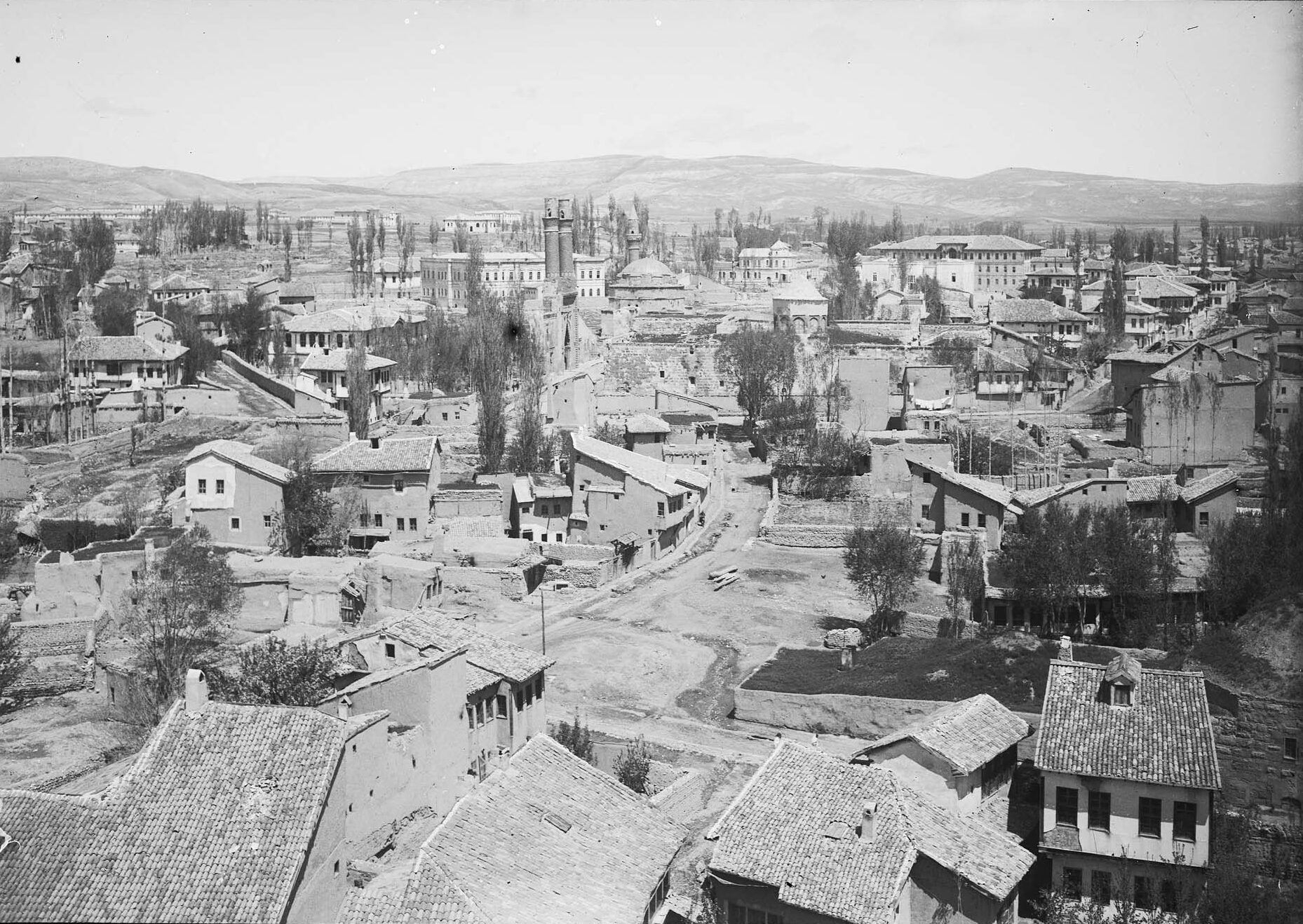 Sivas Kalesi’nden Çifte Minareli Medrese Yönü