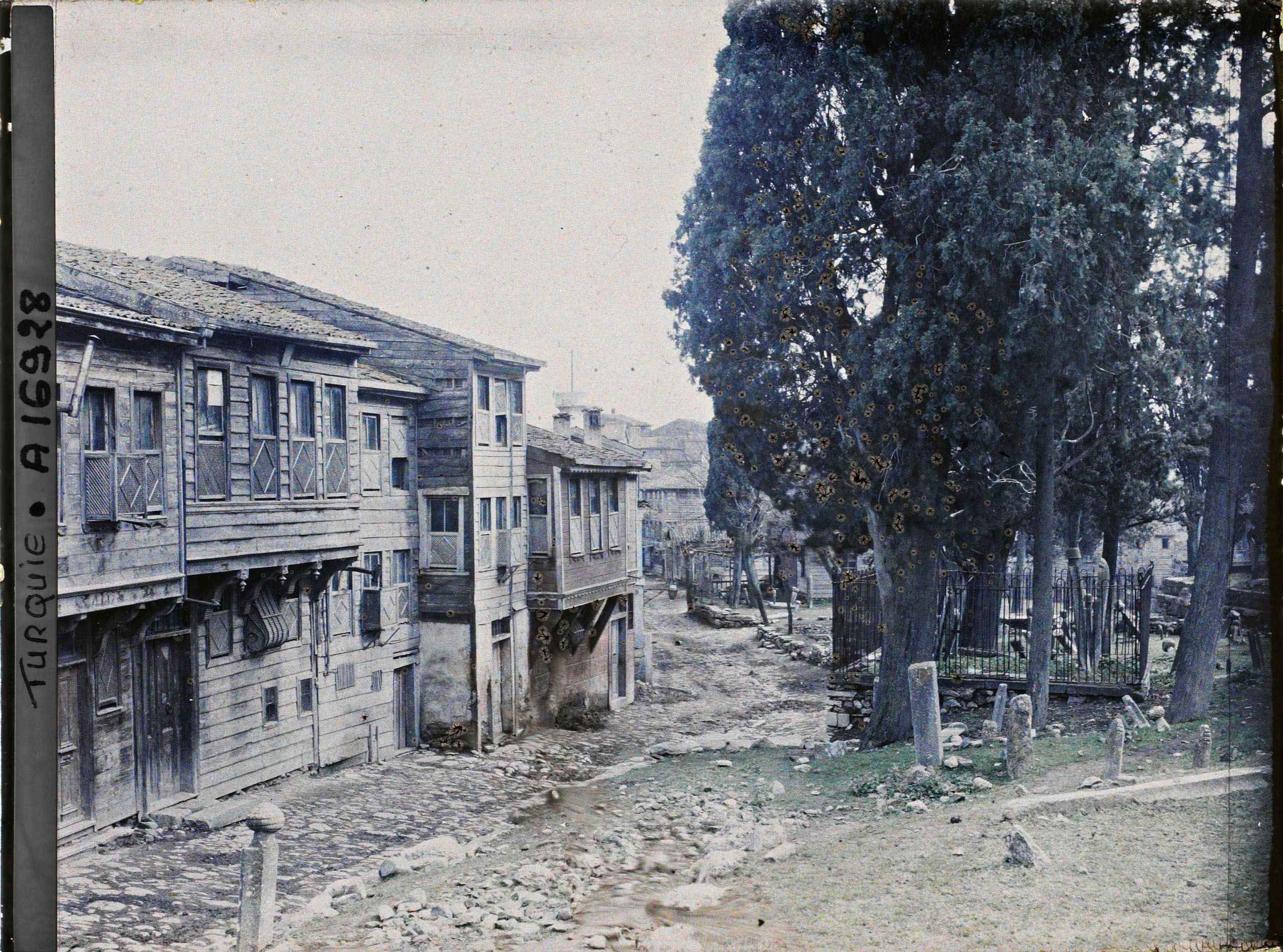 Kulaksız Caddesi’nden Karakol Meydanı’na Bakış