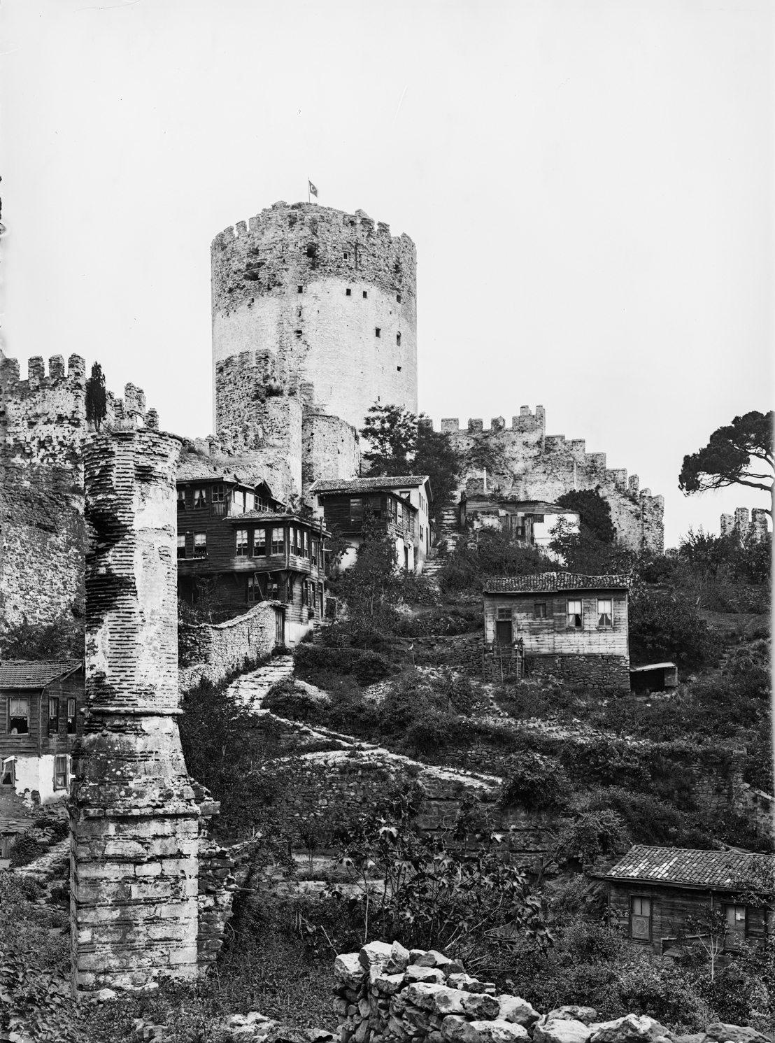Rumeli Hisarı Camii Minaresi ve Hisar İçindeki Evler