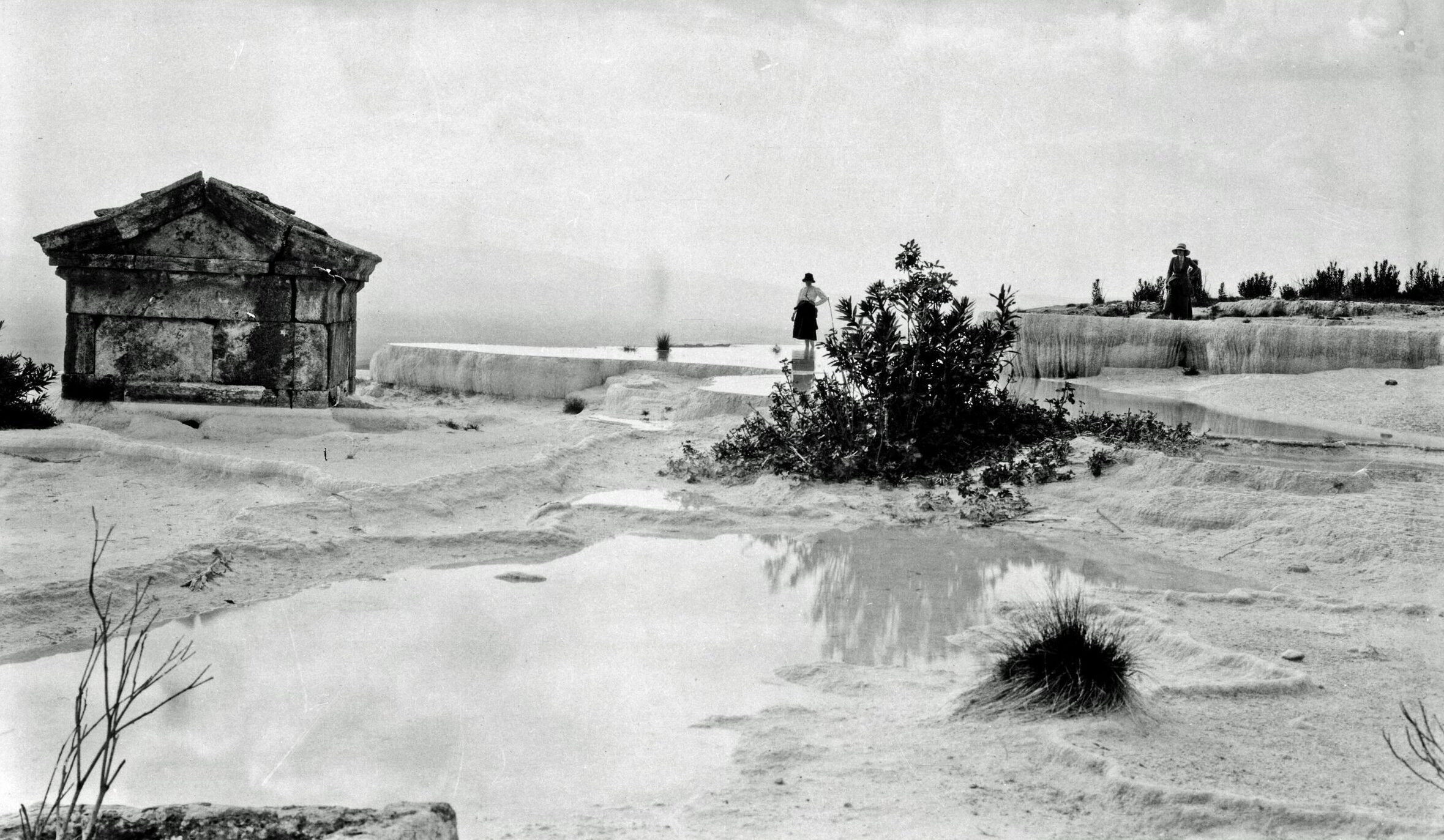 Hierapolis Kuzey Nekropolü’nde Traverten İçindeki Mezar ve Manzarası
