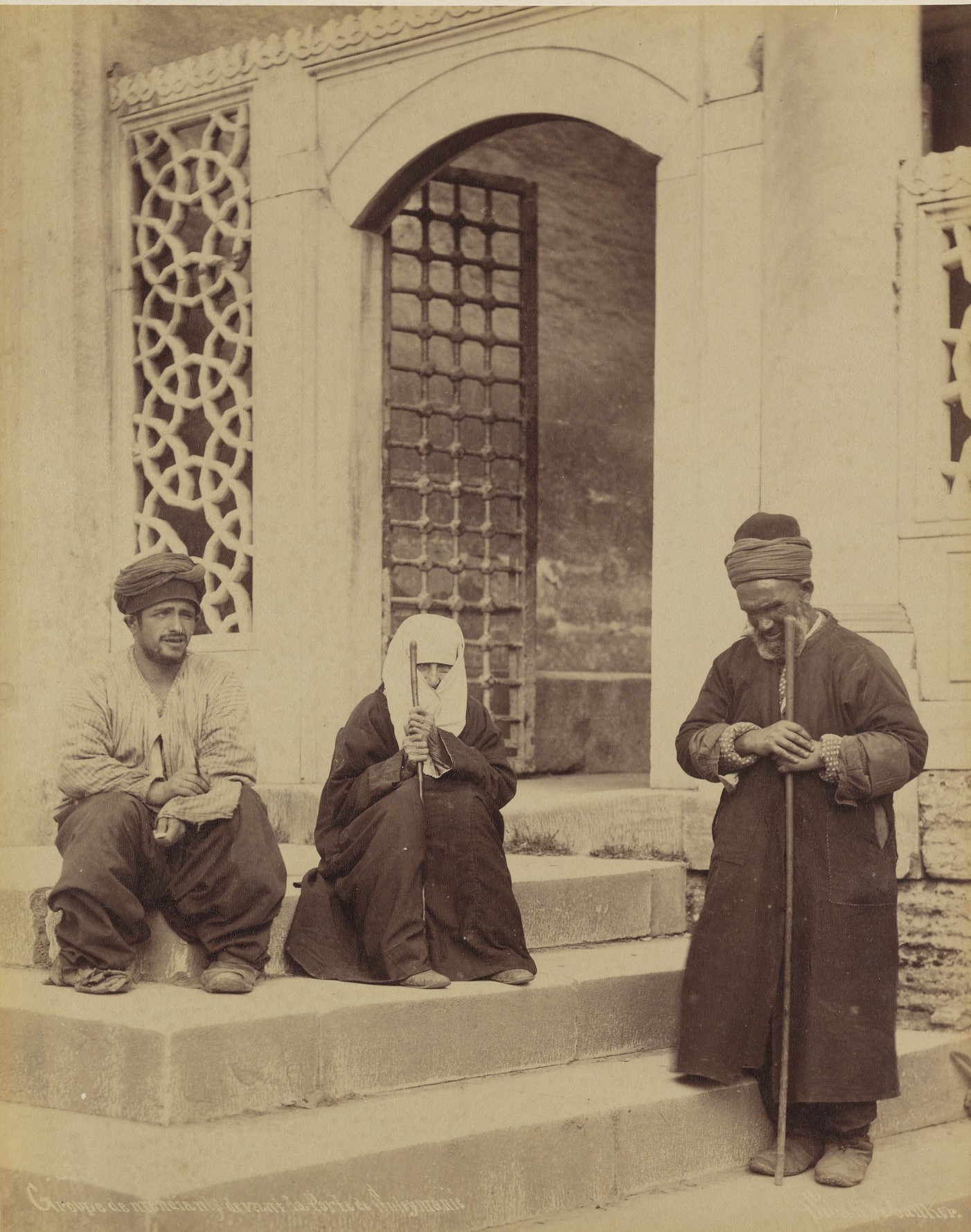 Süleymaniye Camii Kapısının Önünde Bir Grup Dilenci