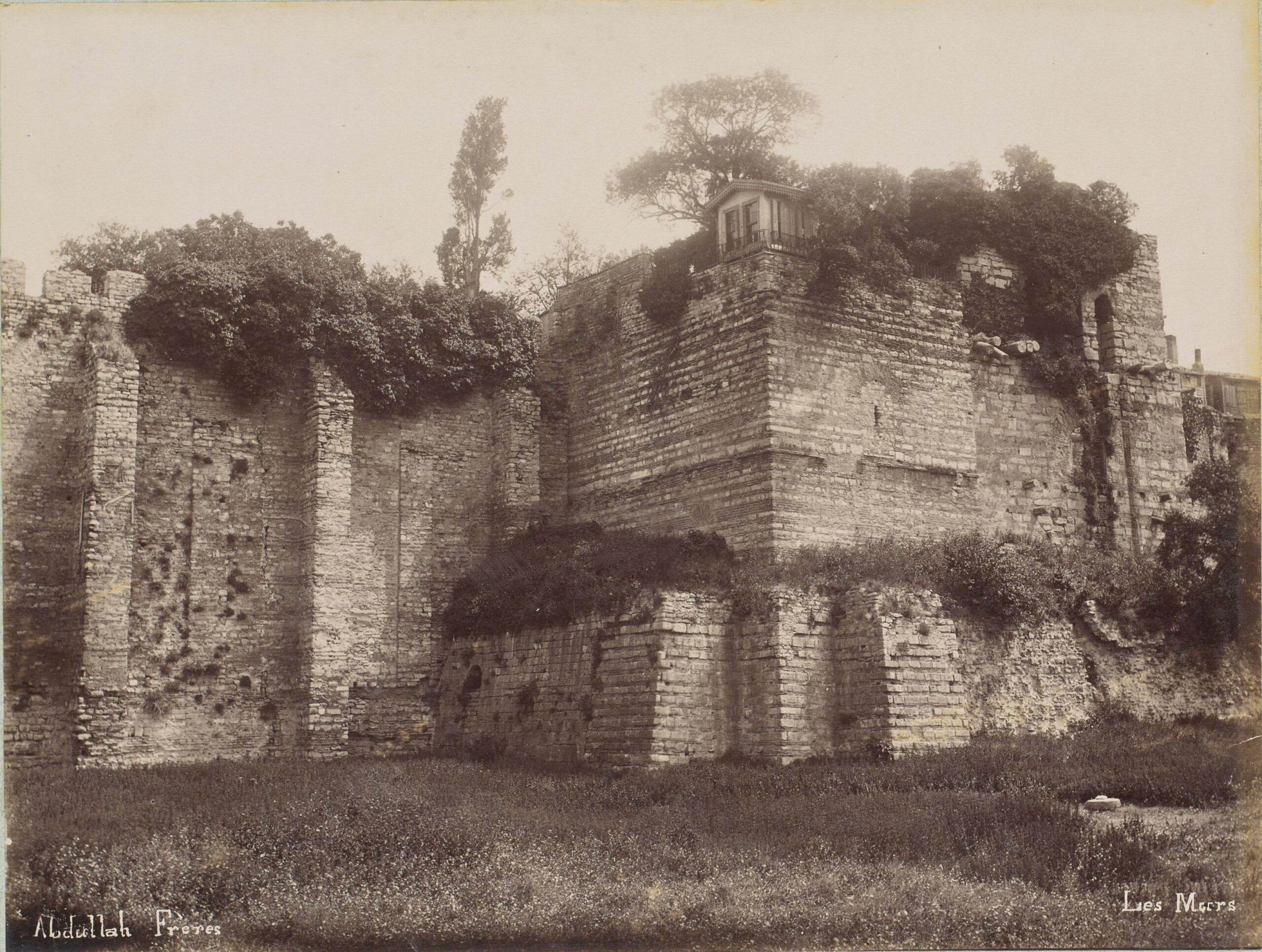 İsaakios Angelos Kulesi ve Anemas Zindanları