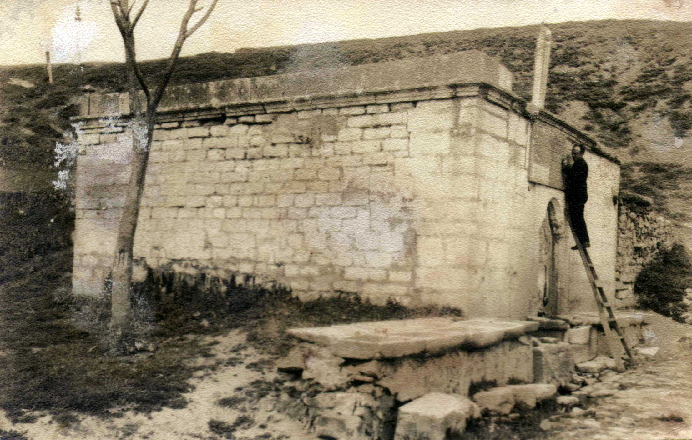 Kadınlar Çeşmesi ve Nakşidil Valide Sultan Namazgahı