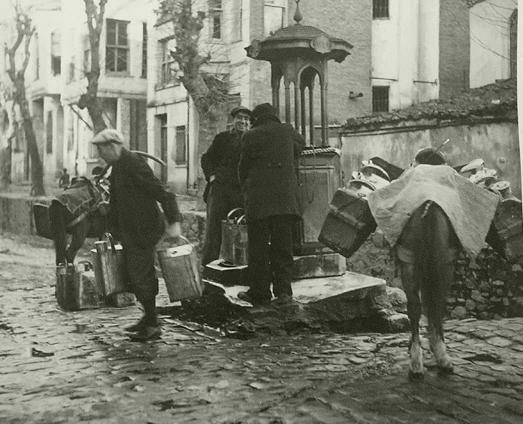 Dereboyu Caddesi’nde Döküm Hamidiye Çeşmesi