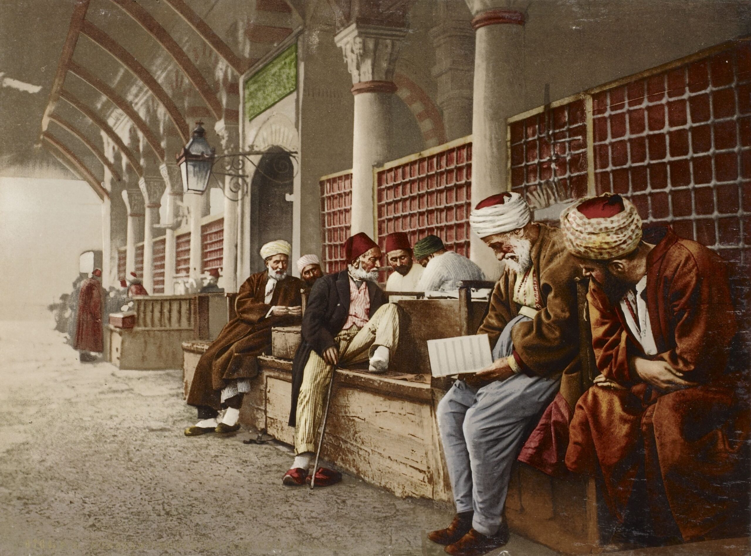 Cami Önünde İnsanlar