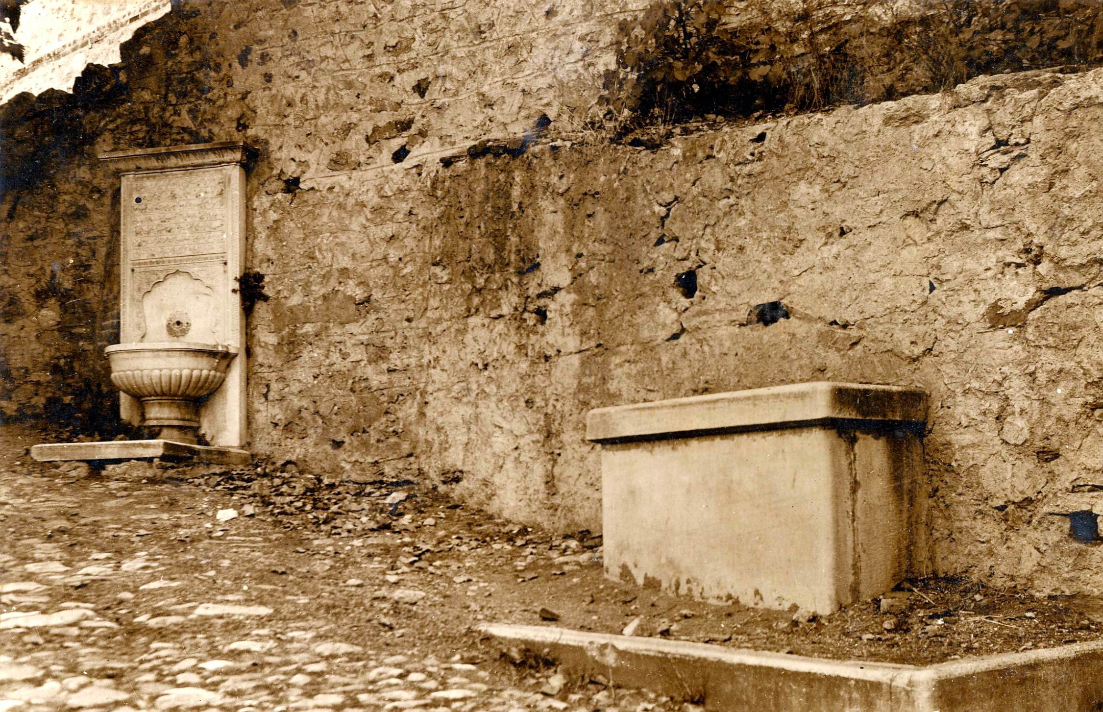 Yahya Efendi Çeşmesi ve Mola Taşı