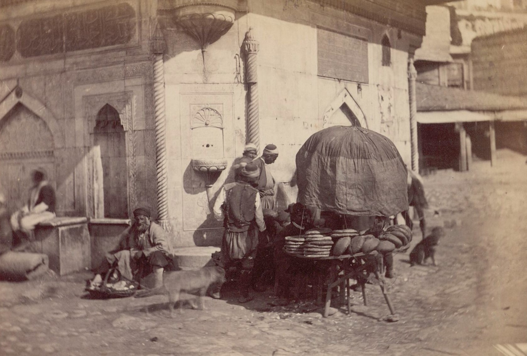 Üsküdar III. Ahmet Çeşmesi Önünde Ekmekçi