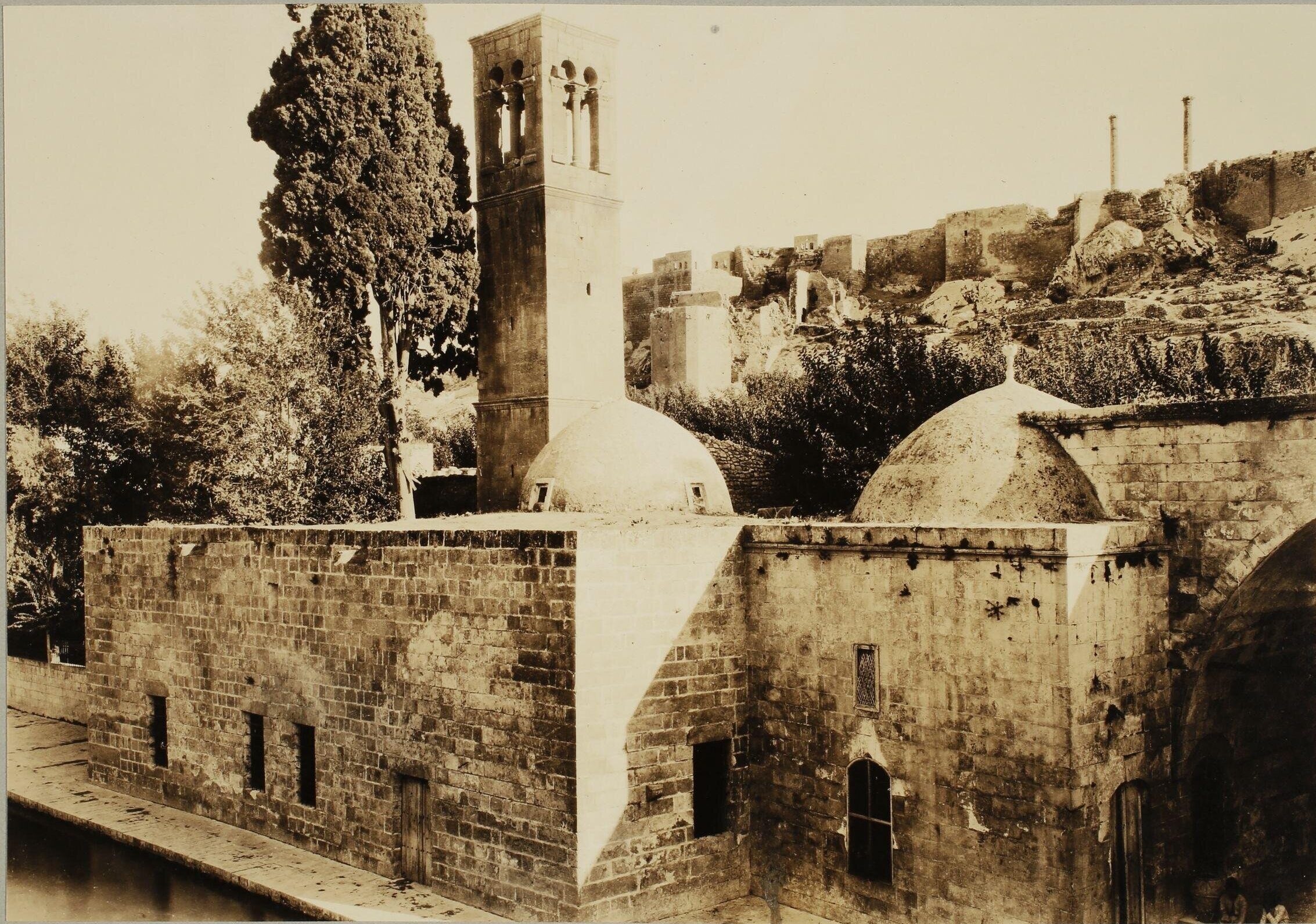 Halilürrahman Camii ve Arkada Şanlıurfa Kalesi