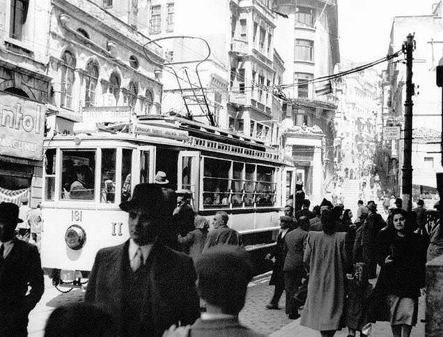 Karaköy’de Sarı Tramvay