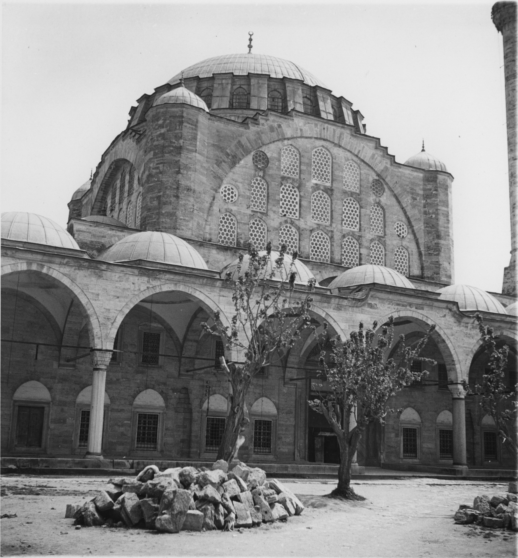 Mihrimah Sultan Camii Avludan Görünümü