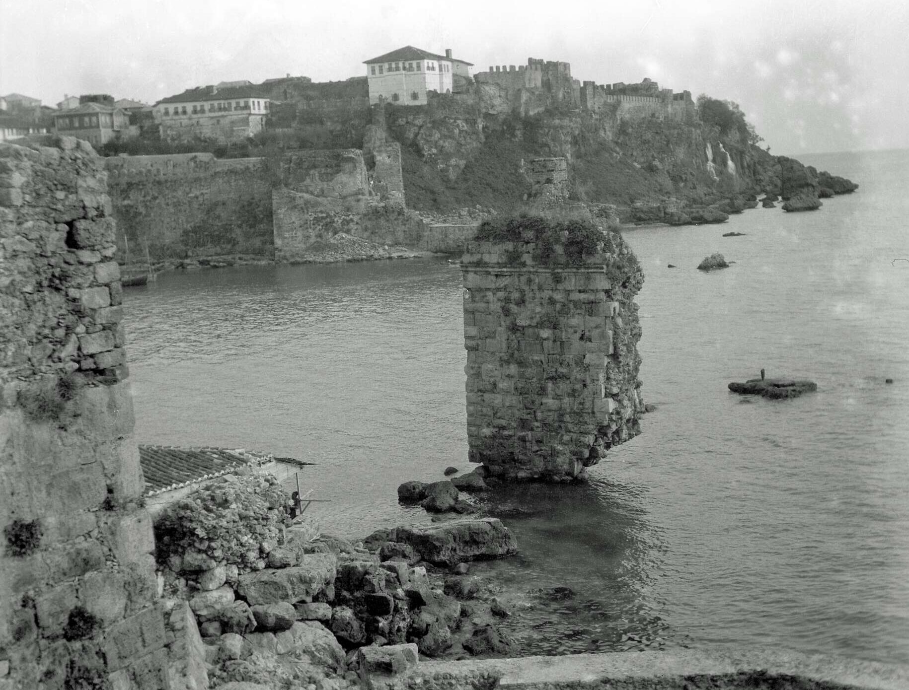 Antalya Limanı Zincir Kulesi