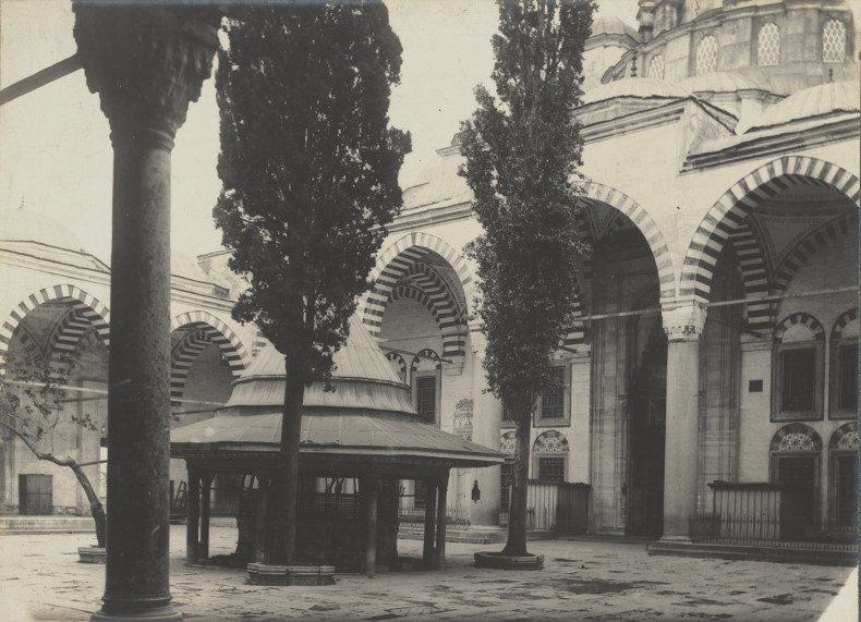 Fatih Camii Avlusu