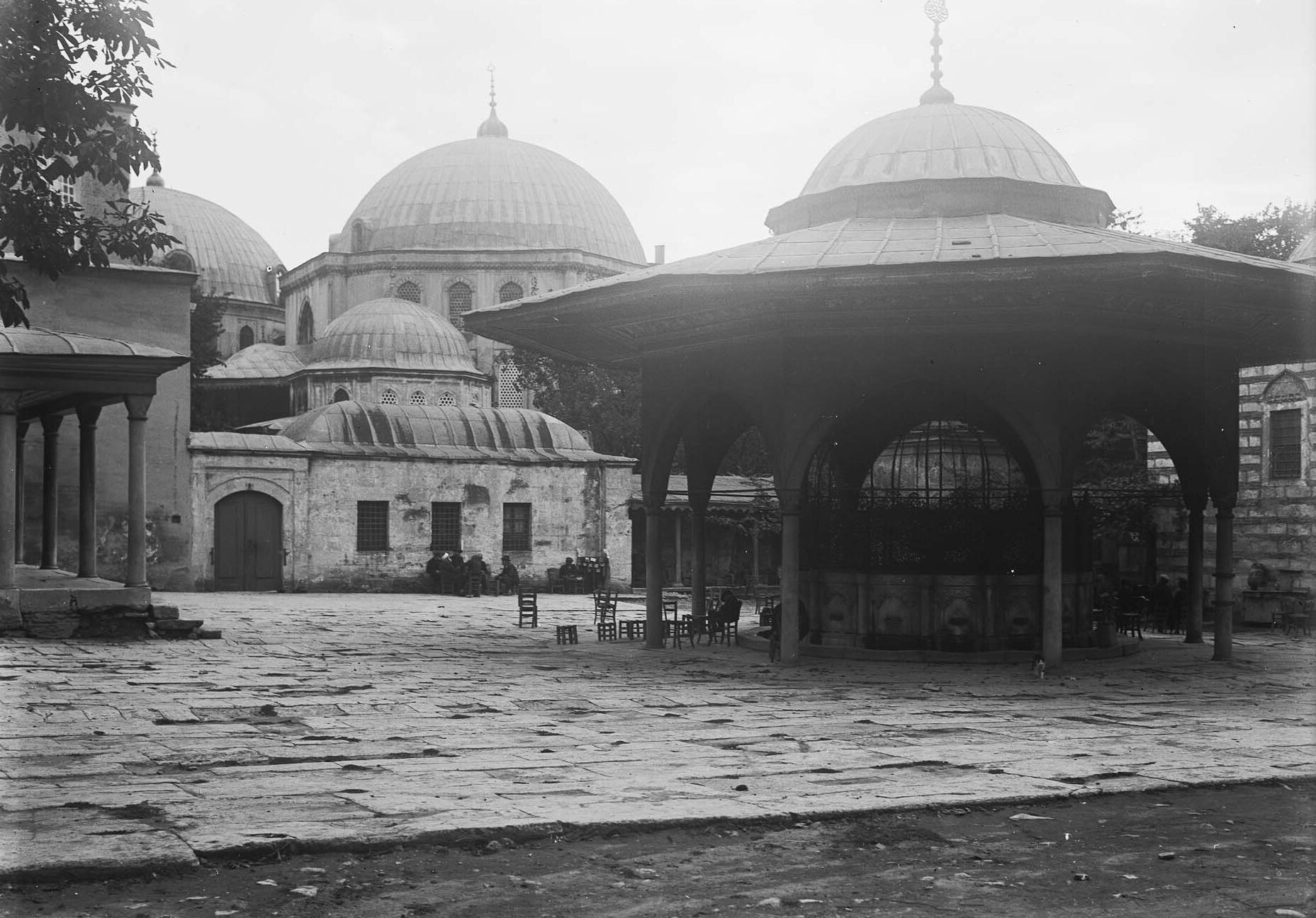 Ayasofya Şadırvanı ve Türbeler