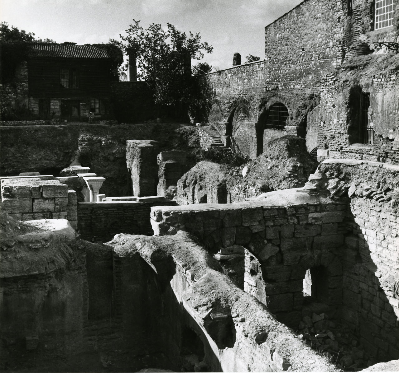 Piskoposluk Sarayı Kalıntıları