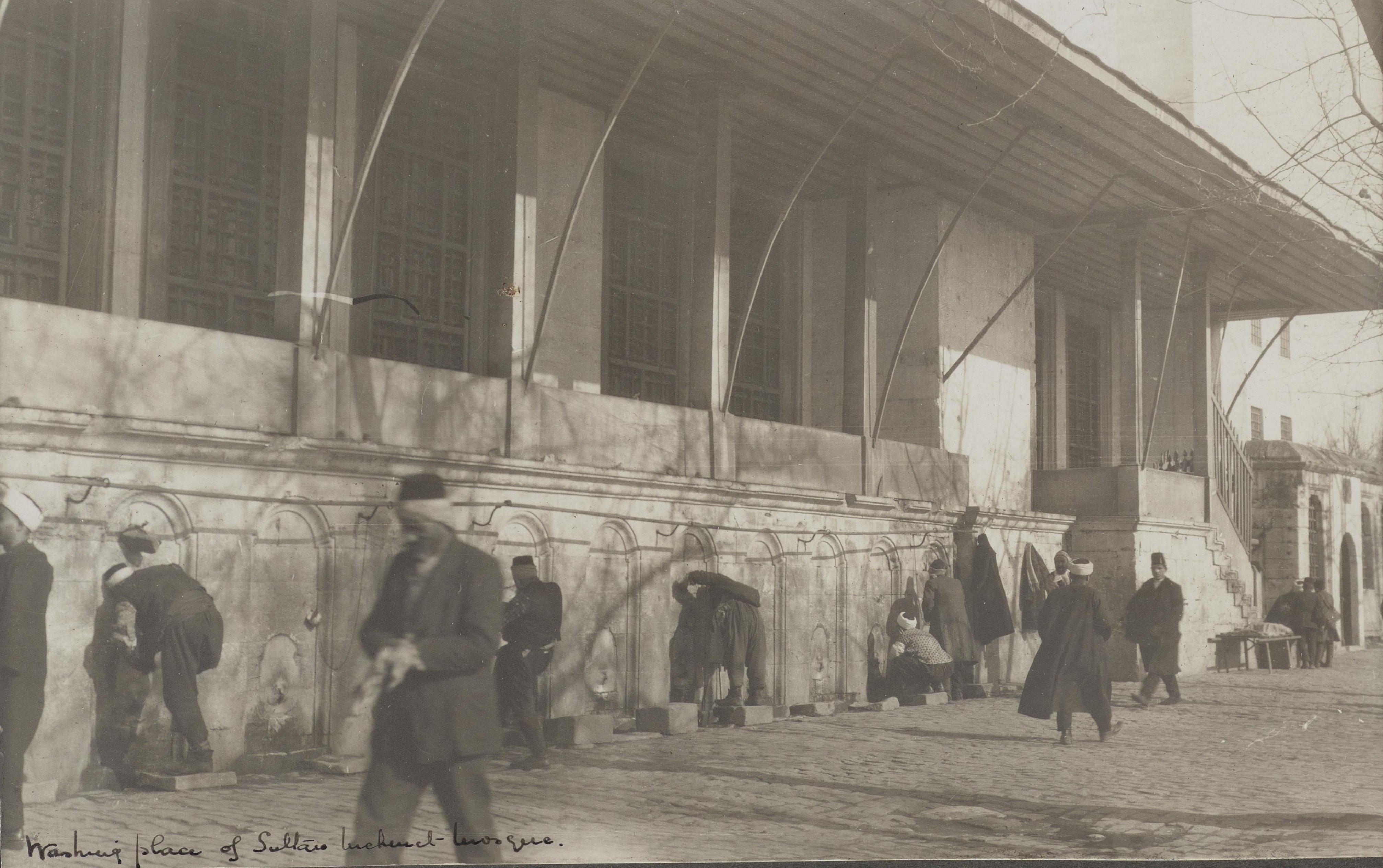 Fatih Camii Duvarındaki Abdest Alma Yeri