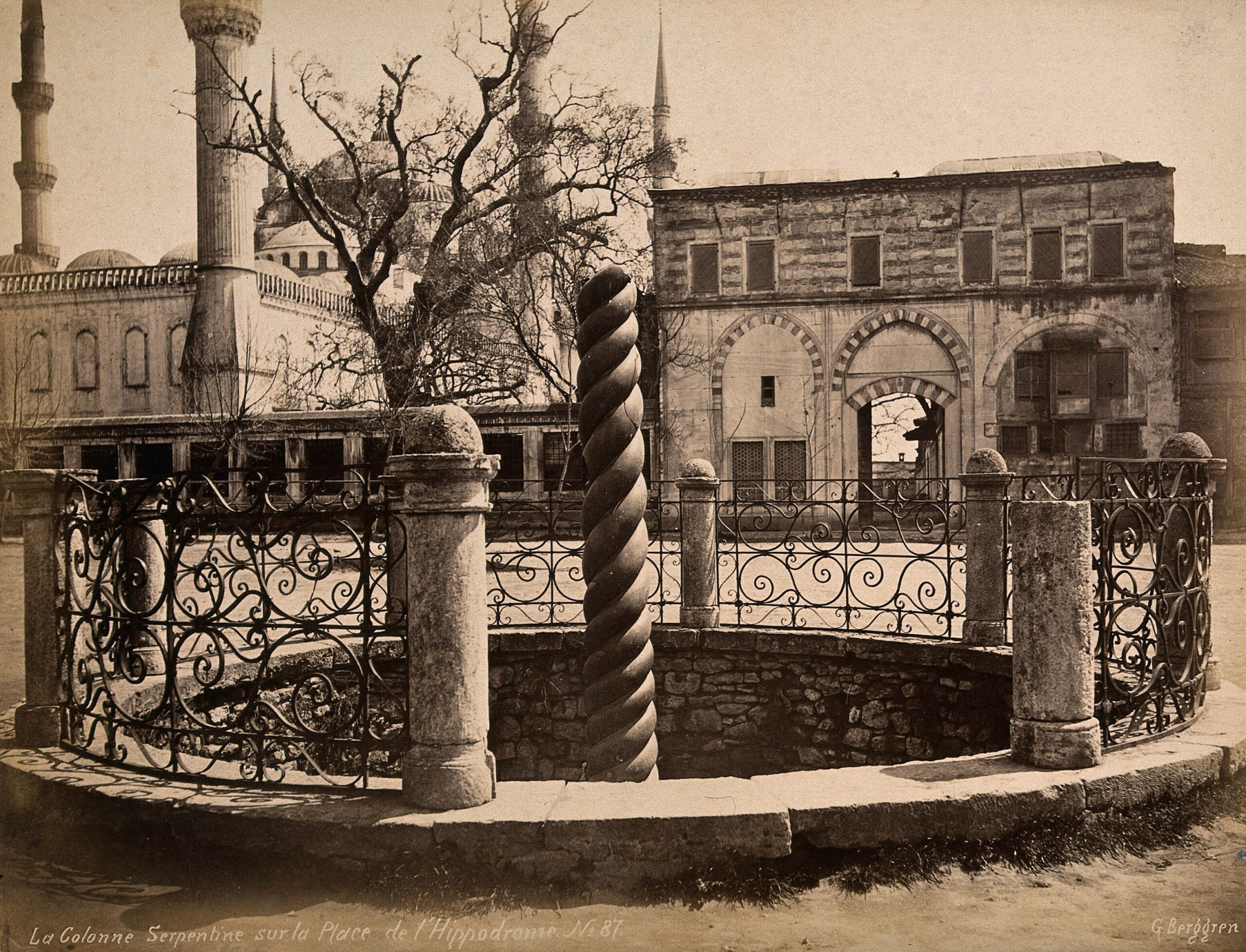 Yılanlı Sütun