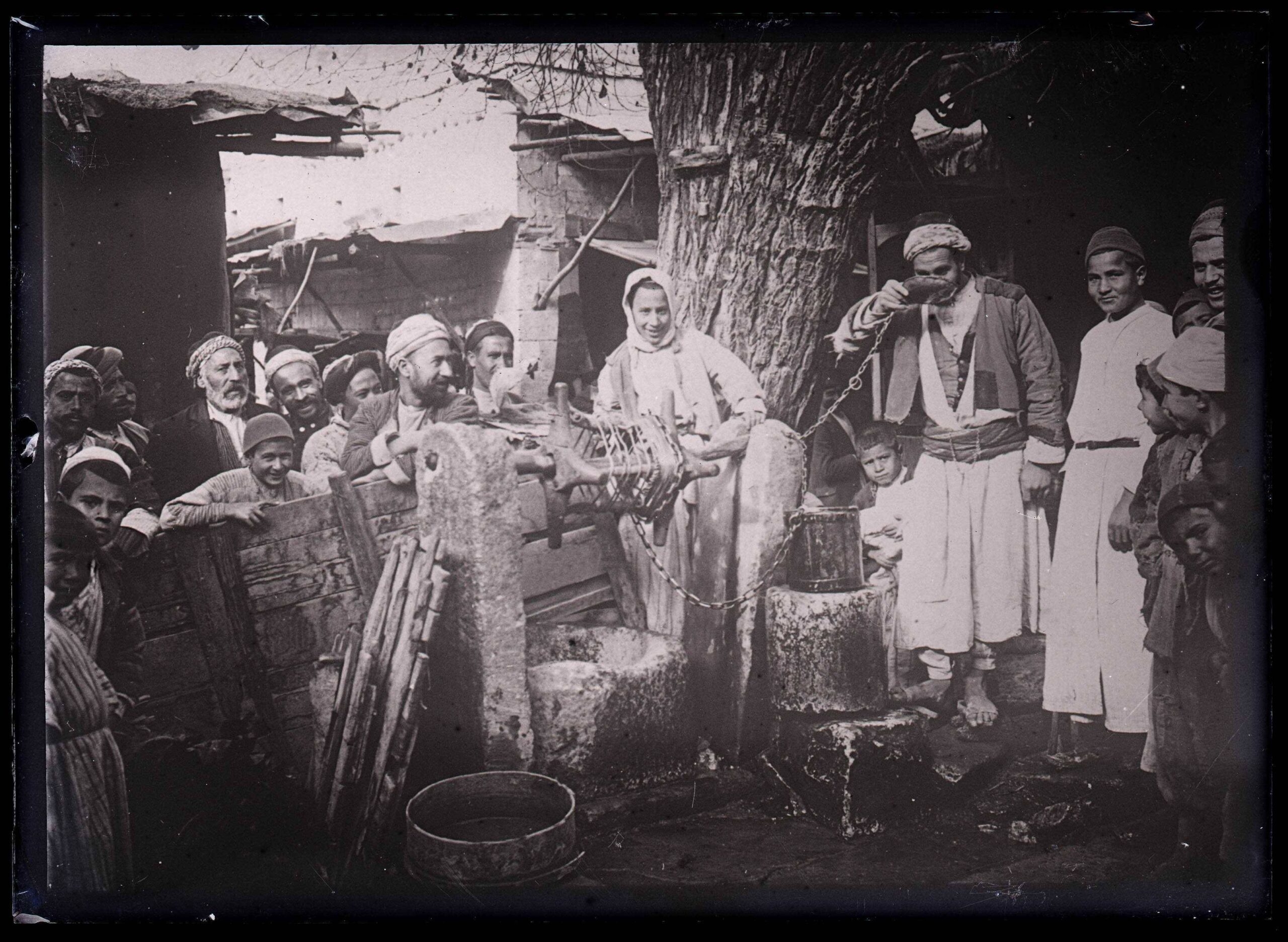 Birecik’te Kuyu Başında Su İçenler