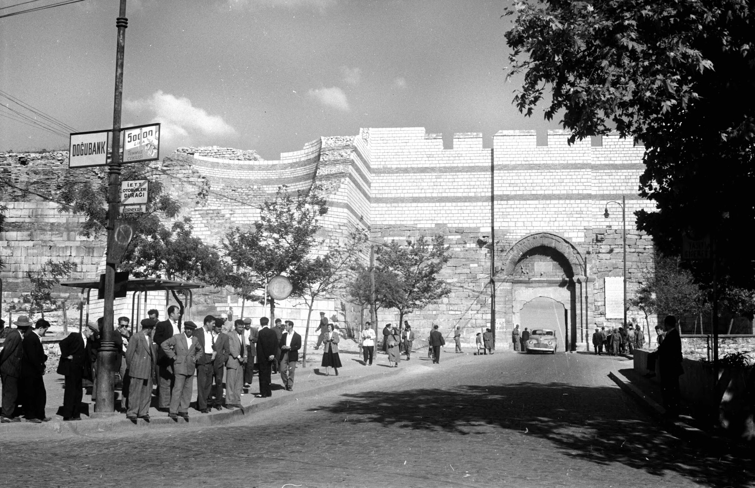 Edirnekapı’da Otobüs Durağı