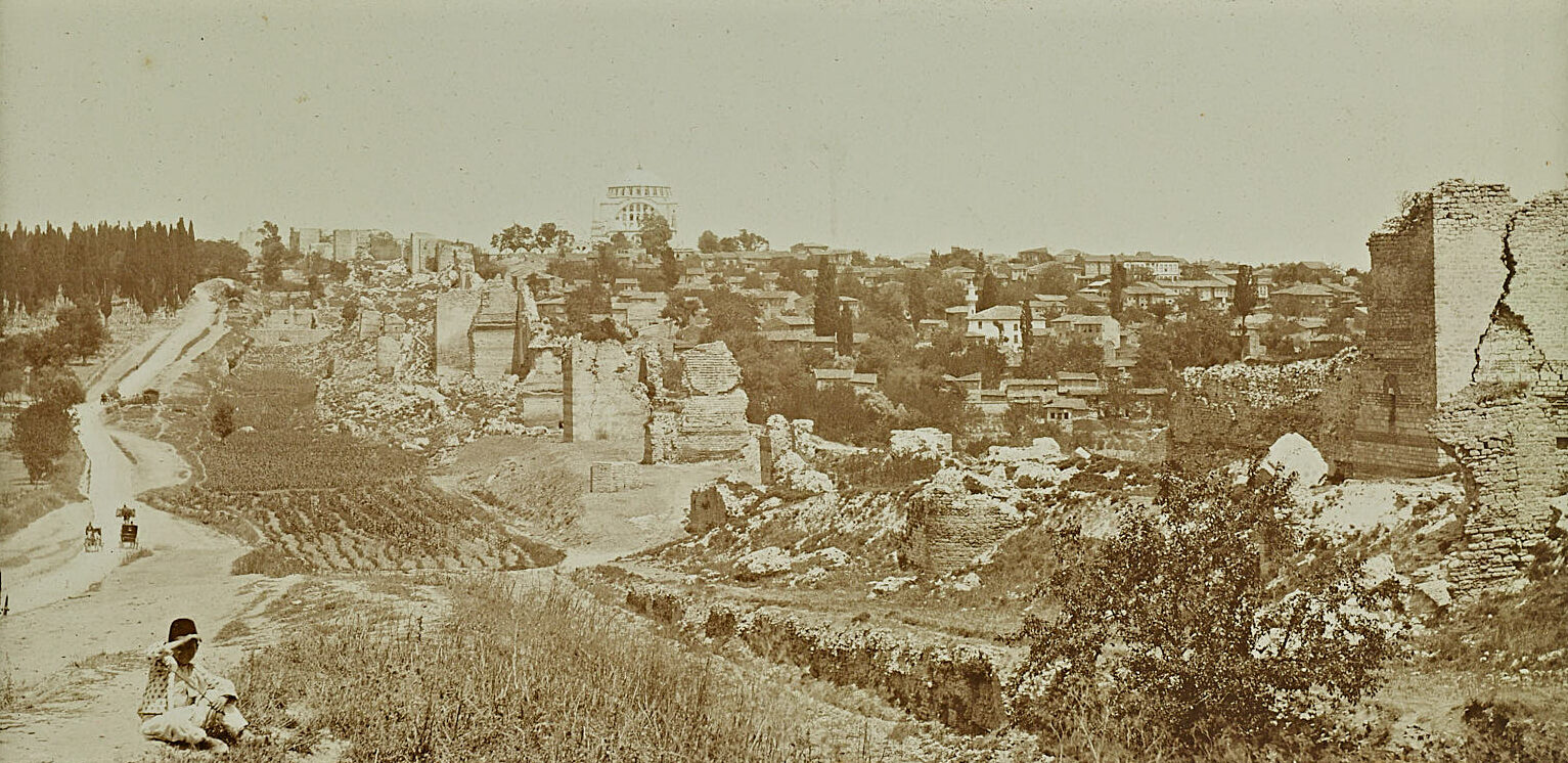 Mihrimah Sultan Camii ve İstanbul Kara Surları