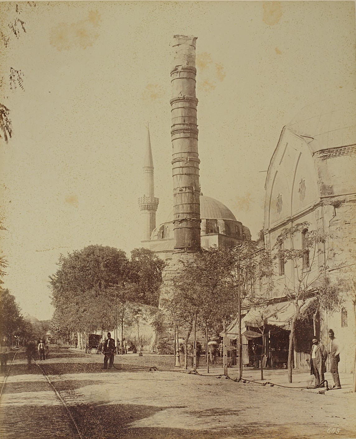 Çemberlitaş Sütunu ve Arkasında Ali Paşa Camii