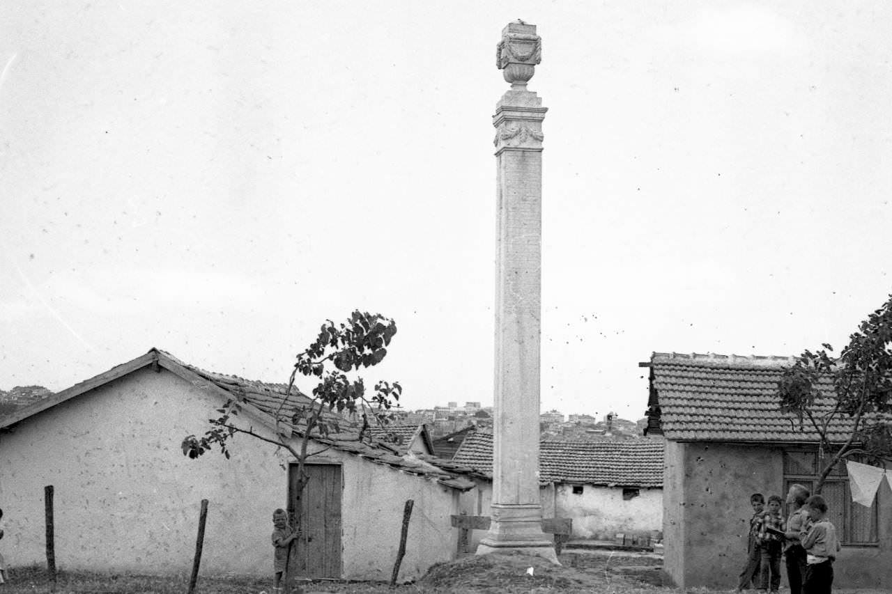 Sultan II. Mahmut Nişan Taşı, Mezarlık Arkası Sokak