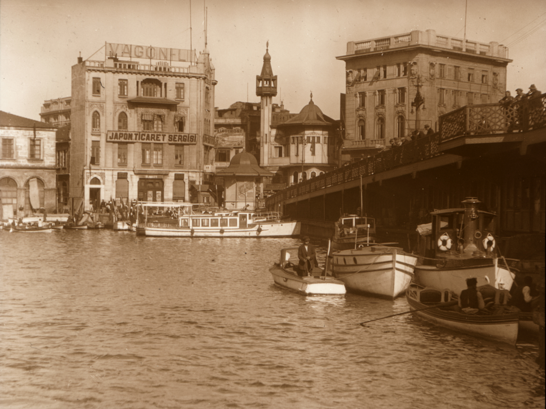 Karaköy Meydanı ve Galata Köprüsü’nün Görünümü