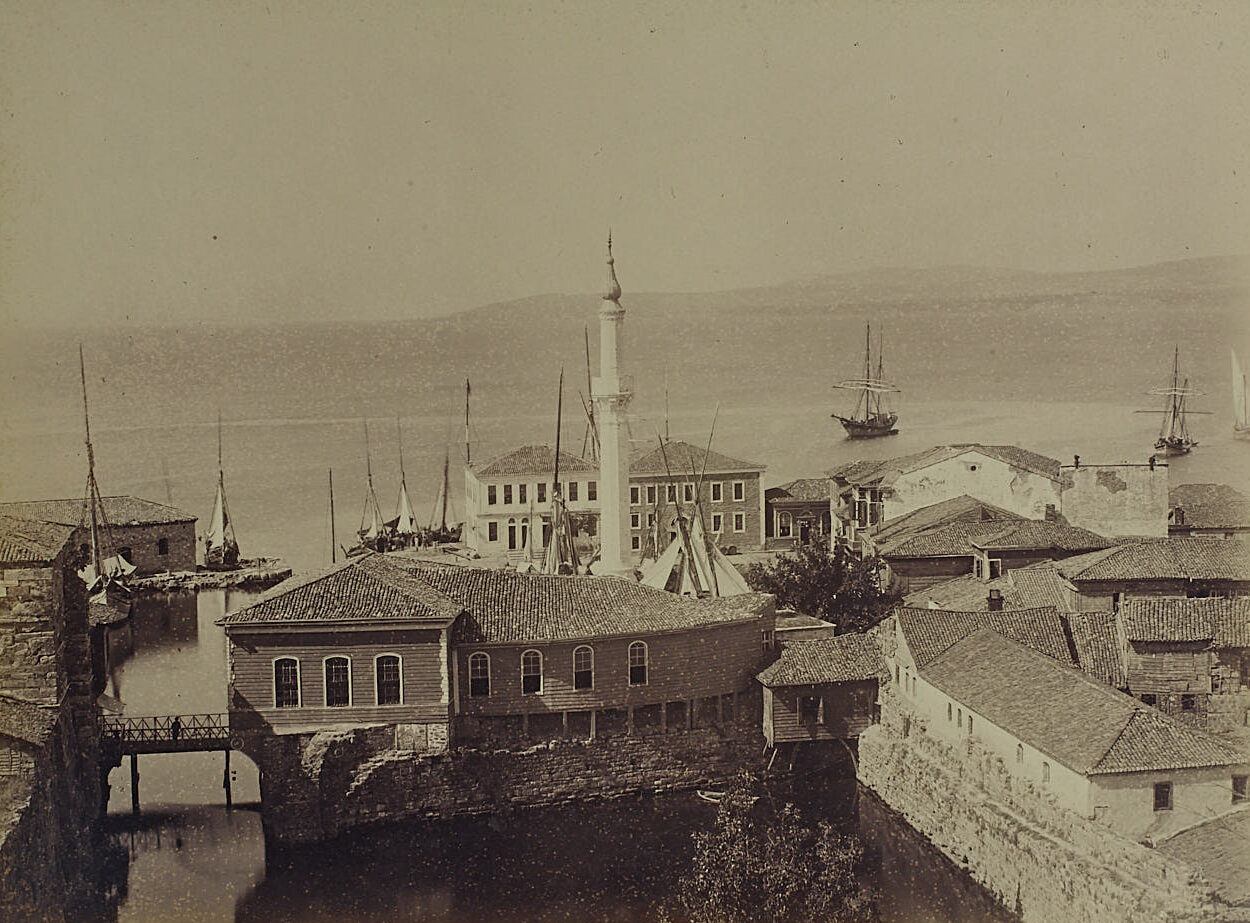 Gelibolu İskele Camii ile Gümrük ve Karantinahane’nin Kara Tarafından Görünümü