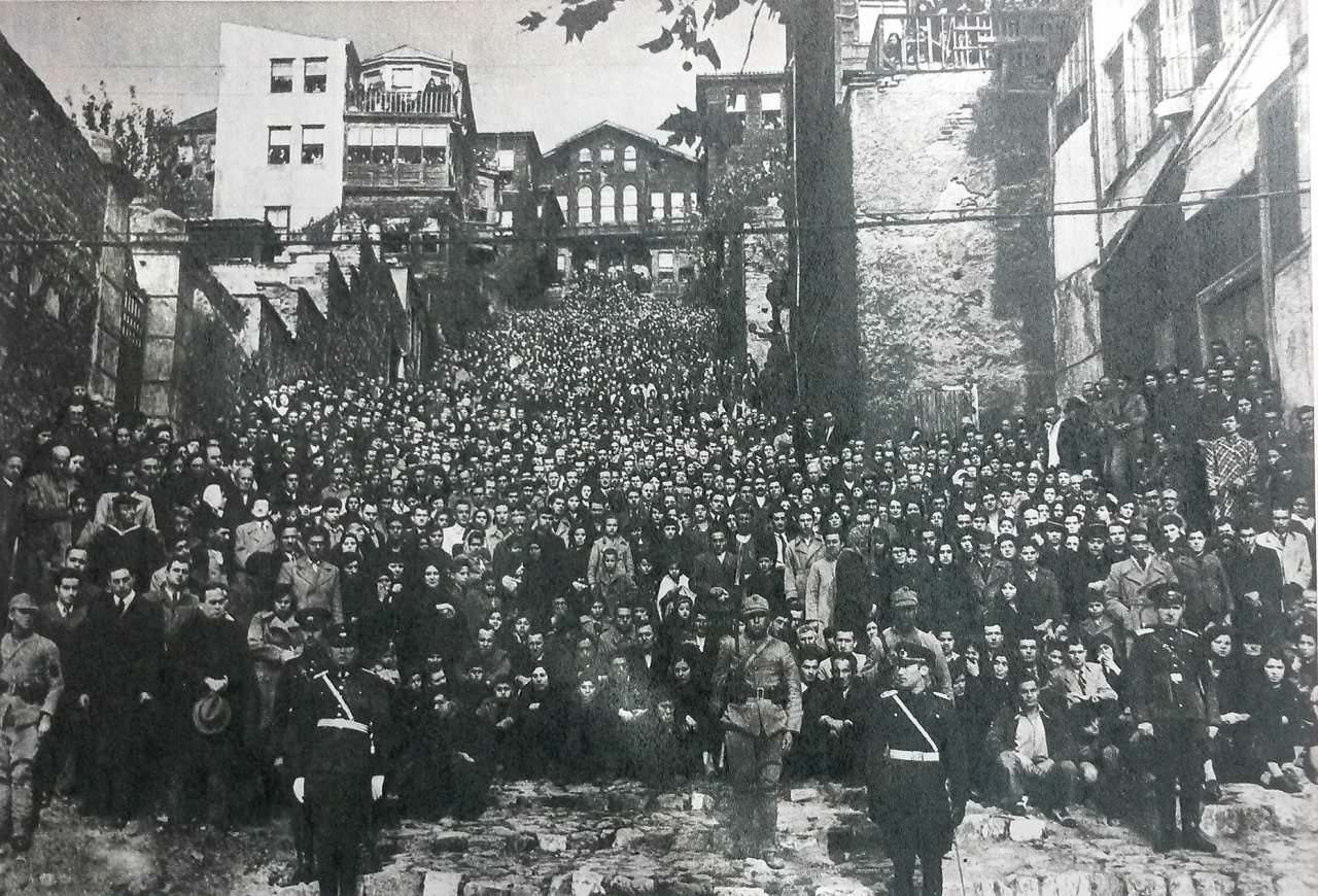 Atatürk’ün Naaşını Taşıyan Kortejin Geçişini İzleyenler