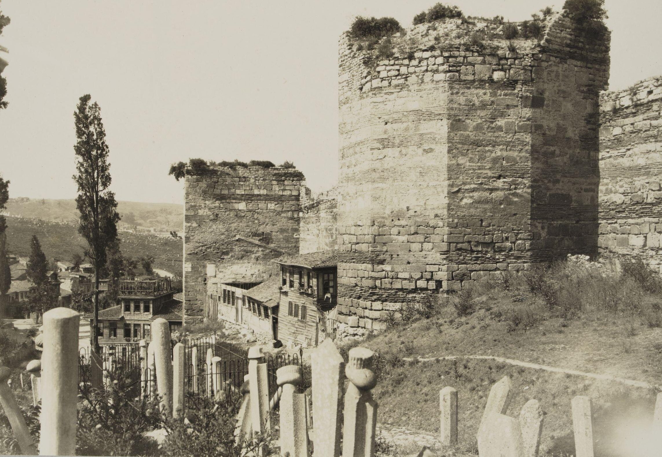 Kara Surları, Ahşap Evler ve Mezarlık