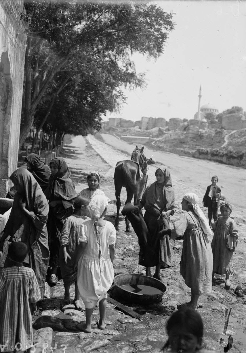 Vezir Mehmet Paşa Çeşmesi Önünde Kadın ve Çocuklar