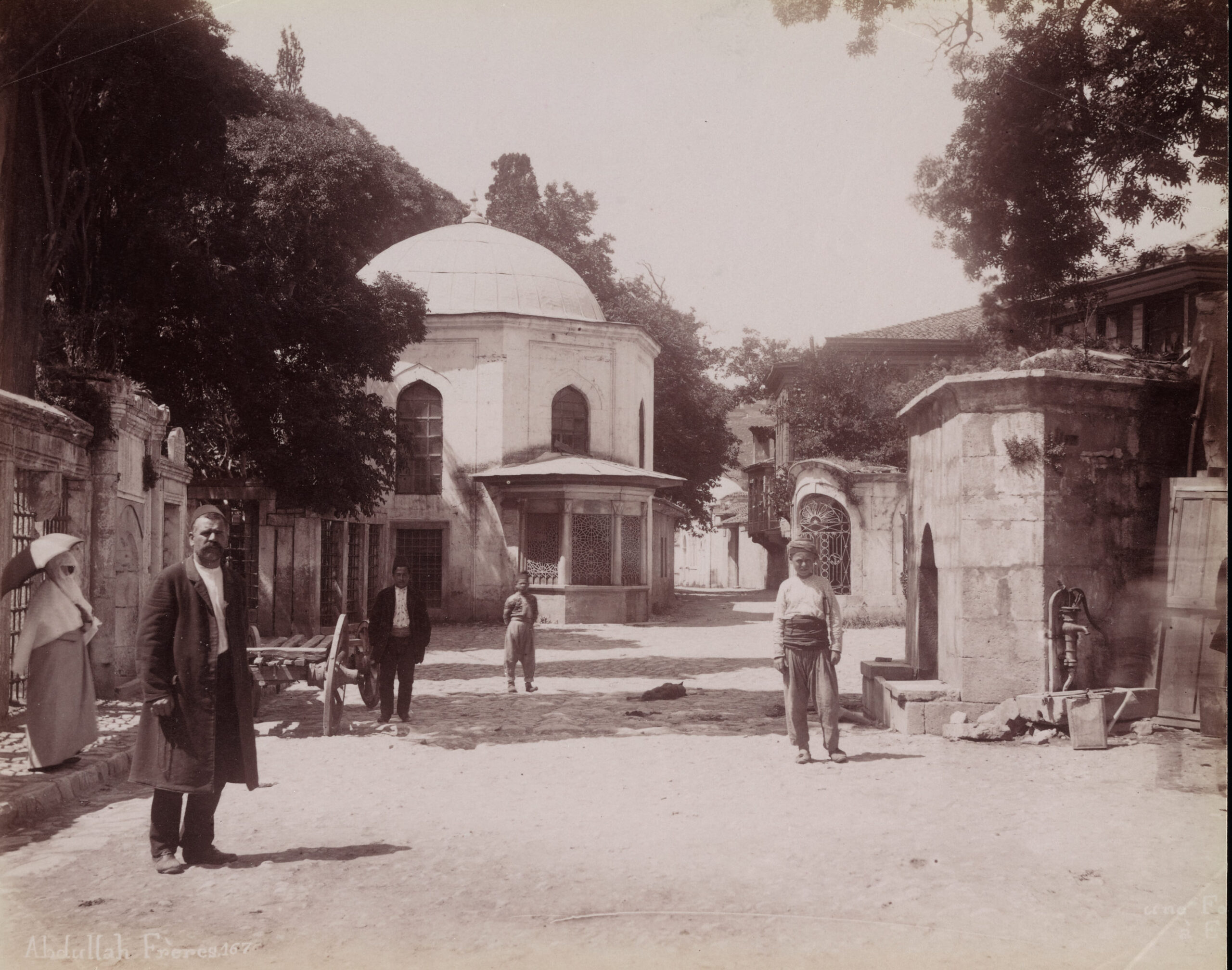 Abdurrahman Paşa Türbesi Önünde Şekerpare Kadın Sebili