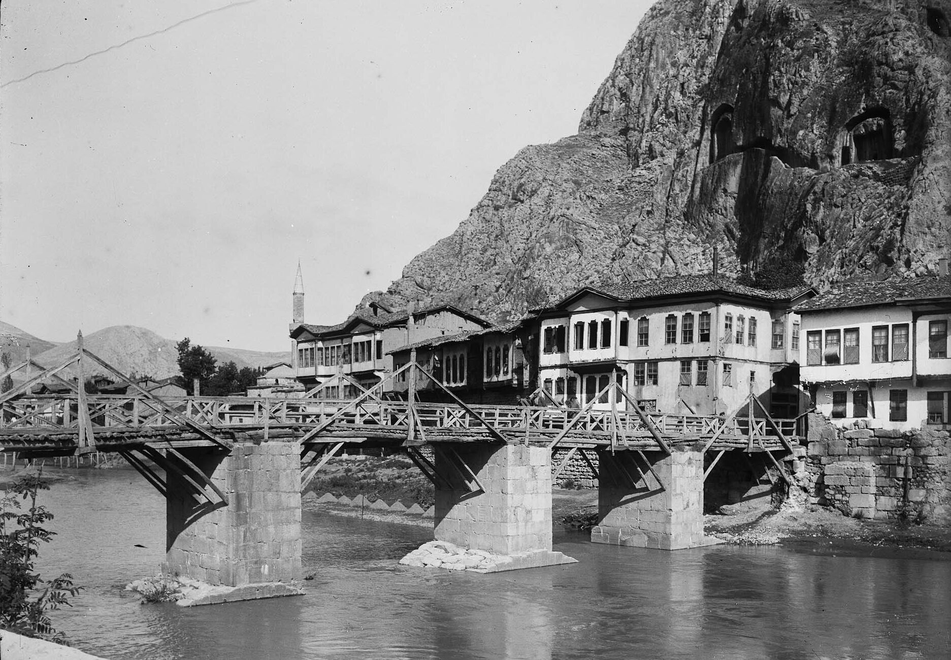 Alçak Köprü ve Yalıboyu Evleri