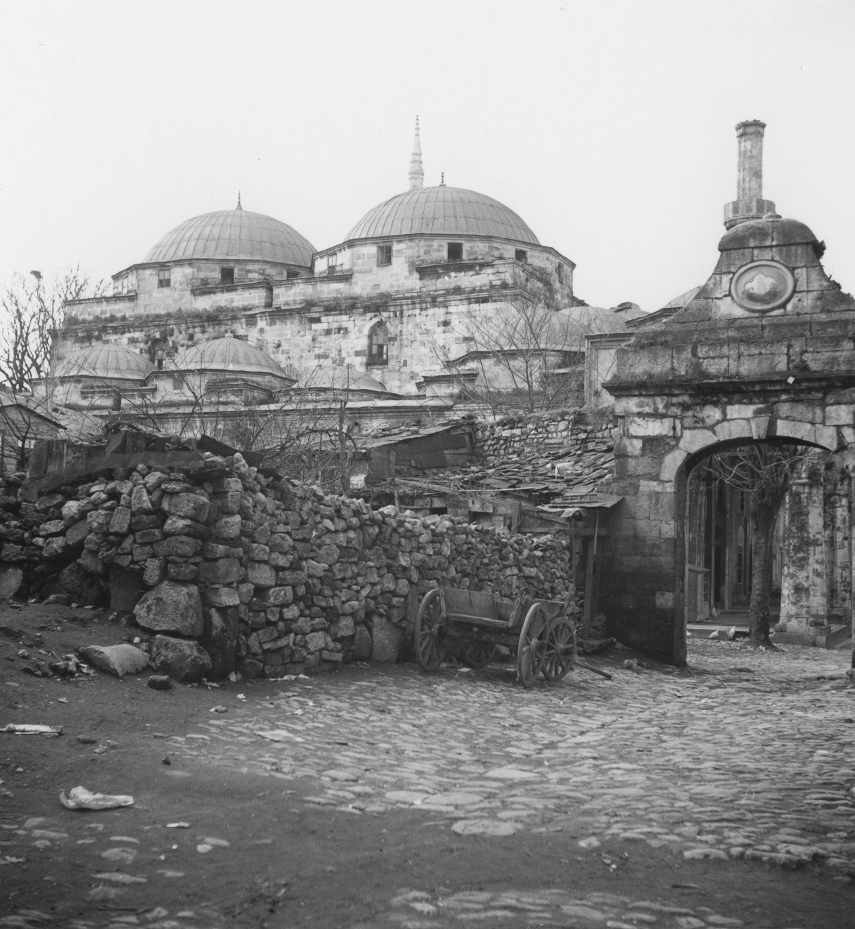 Mahmut Paşa Camii Avlu Girişi ve Doğudan Görünüşü