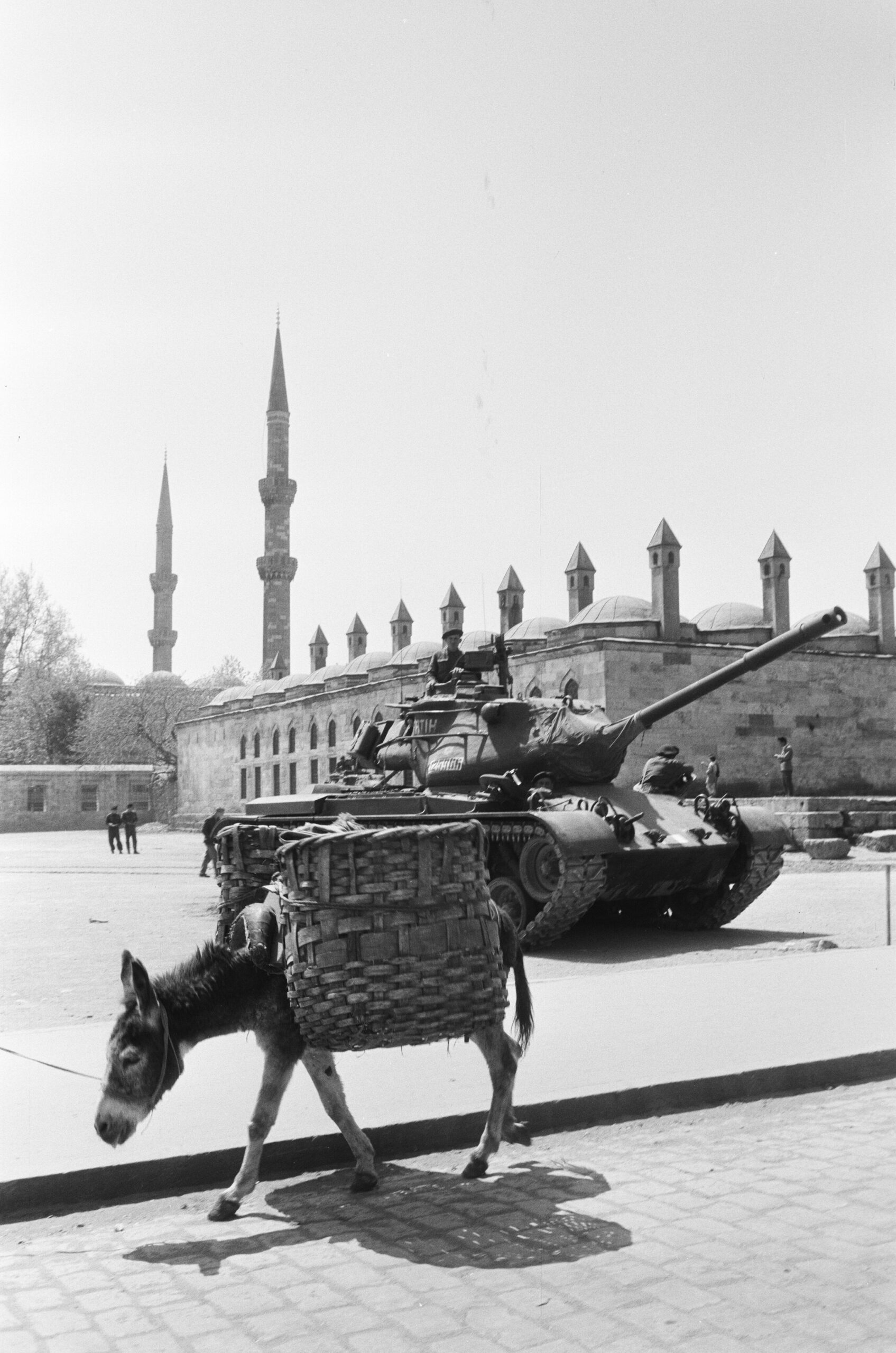 Sultan Ahmet Medresesi Önünde Tank ve Eşek