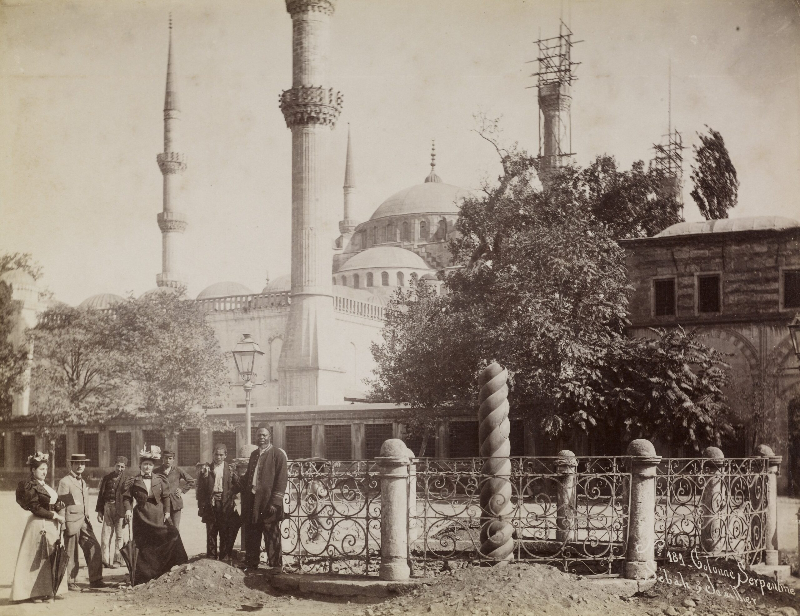 Yılanlı Sütun