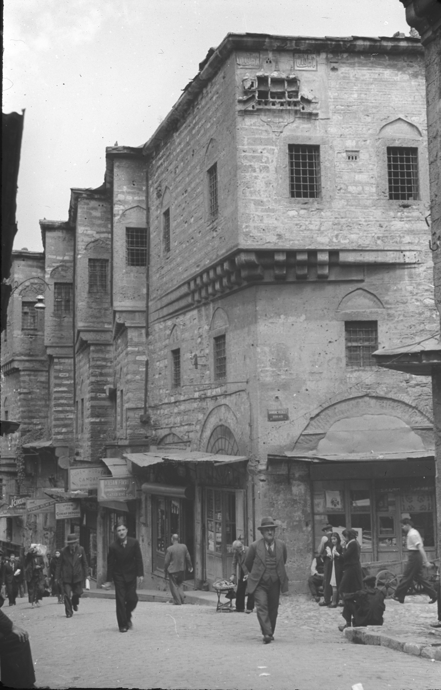 Çakmakçılar Yokuşu ve Büyük Yeni Han Duvarları