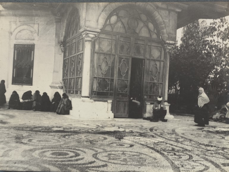 Fatih Sultan Mehmet Türbesi Girişi