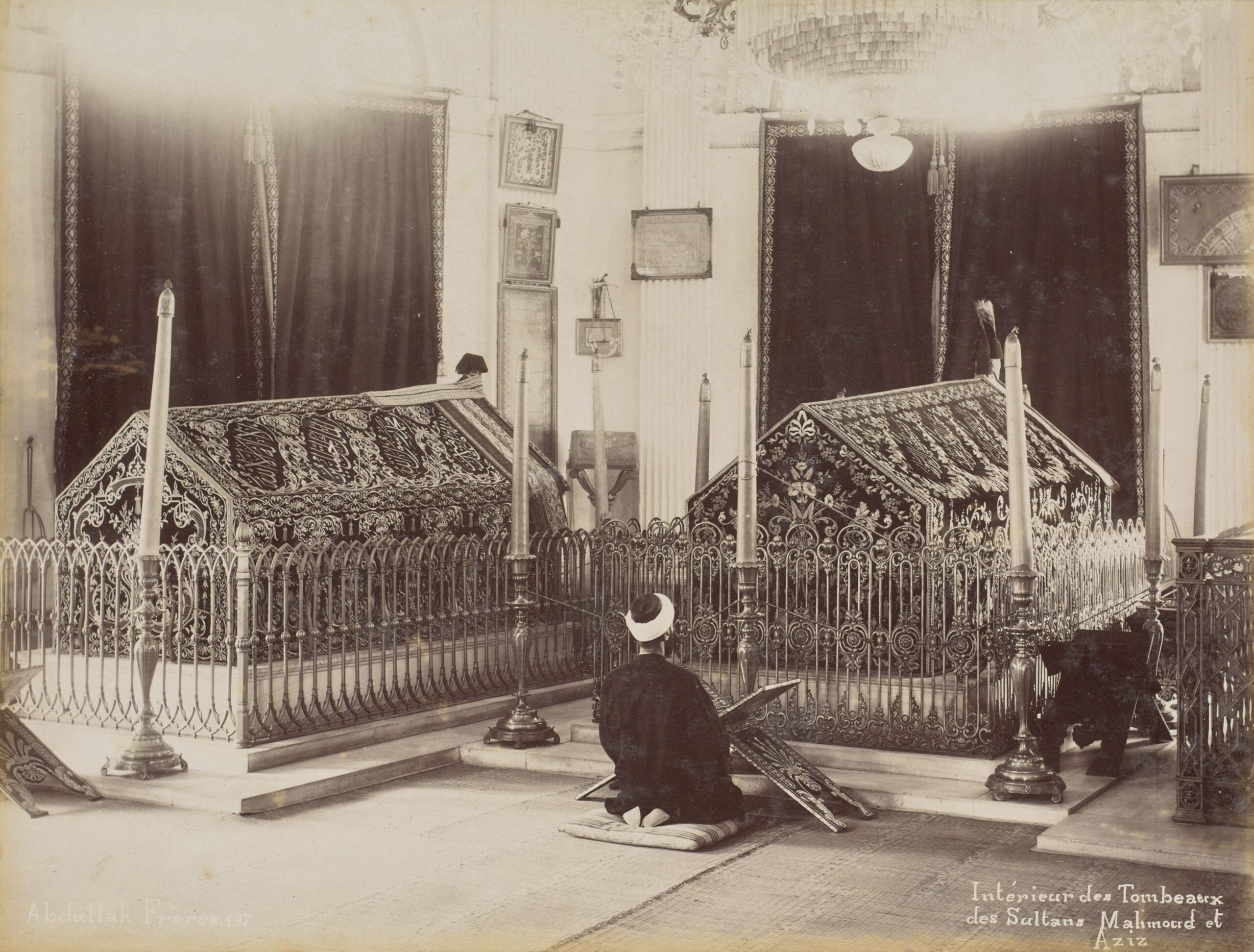 Sultan Mahmut Türbesi Sandukaları