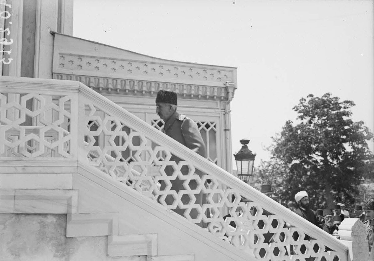 Sultan Vahdettin Yıldız Camii Merdivenlerinde