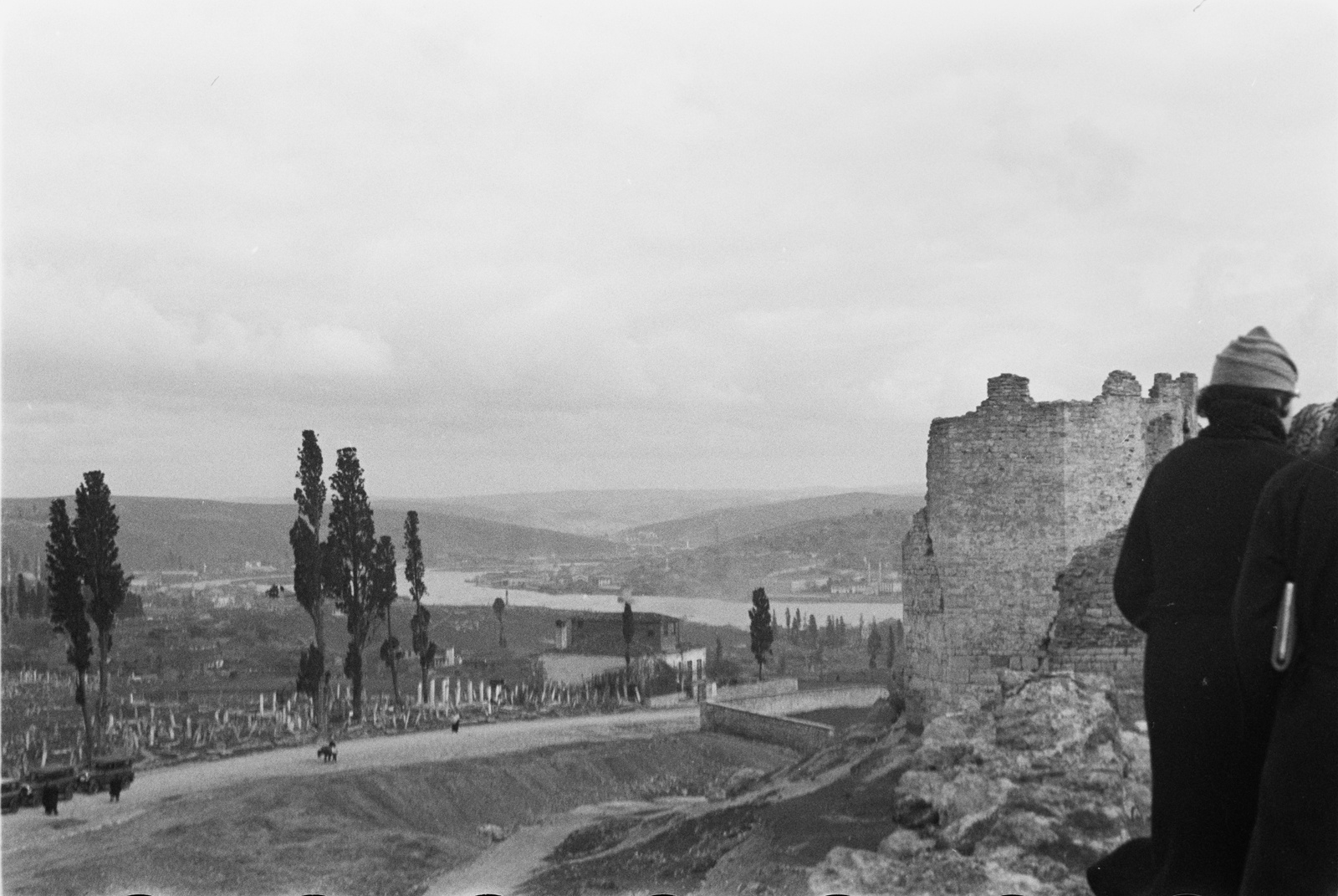 Mısır Tarlası Mezarlığı ve Valide Sultan Tekkesi